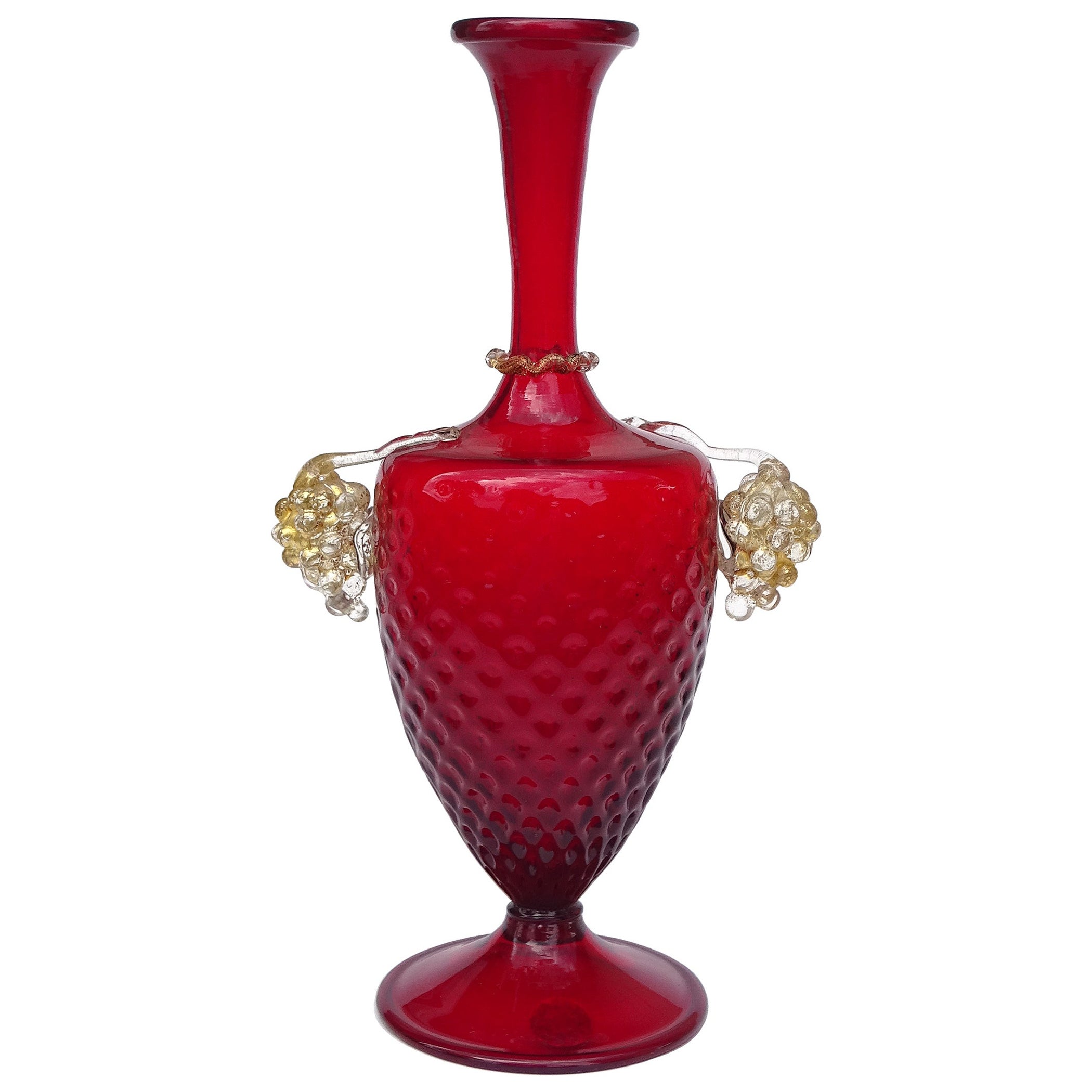 A.VE.M. Murano Vaso da fiori con piede scanalato in vetro artistico italiano, rosso rubino e oro. in vendita