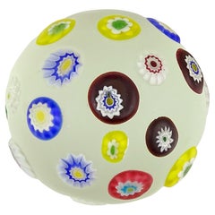 Papierbeschwerer aus italienischem Murano-Kunstglas mit Satin-Oberfläche Millefiori-Blumen von A.Ve.M. Millefiori