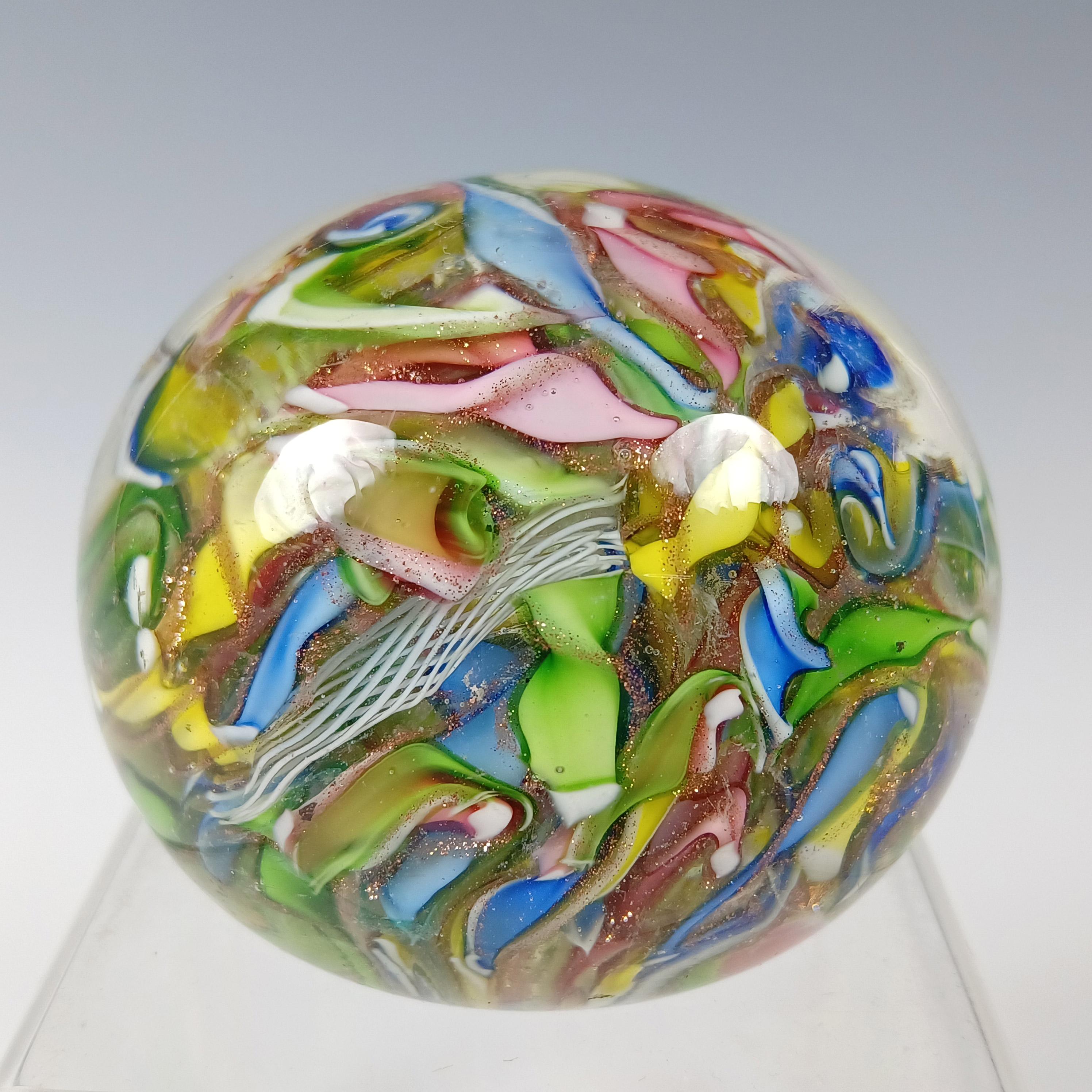 Voici un exquis presse-papier en verre vénitien des années 1950/60, fabriqué sur l'île de Murano, près de Venise, en Italie. Attribué à l'AVEM (Arte Vetraria Muranese), et décoré d'aventurine de cuivre, de filigrane de treillis de zanfirico blanc,
