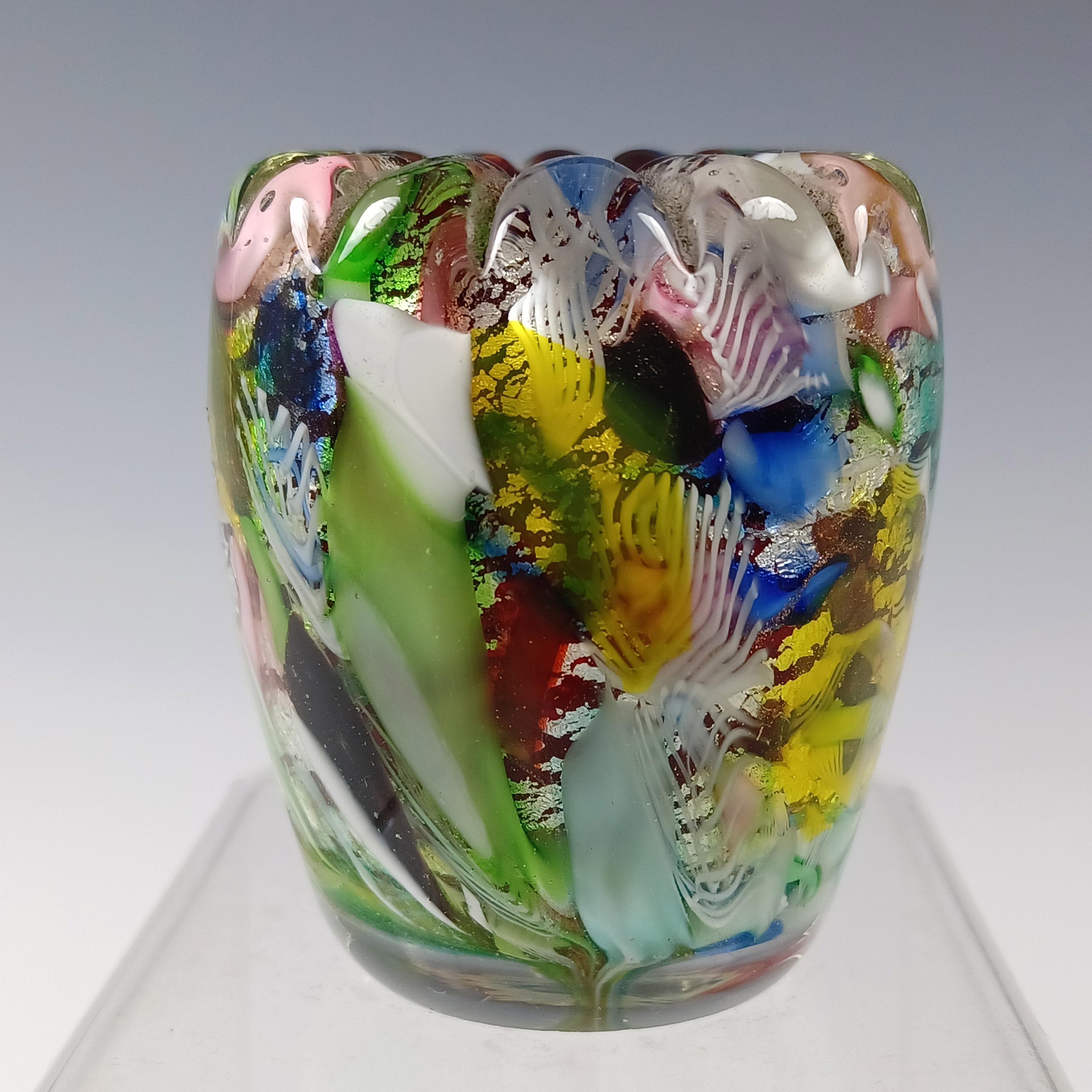 He aquí un exquisito minifrasco o portafósforos de cristal veneciano de los años 50/60, fabricado en la isla de Murano, cerca de Venecia, Italia. Esta pieza fue fabricada por AVEM (Arte Vetraria Muranese), y forma parte de su serie 