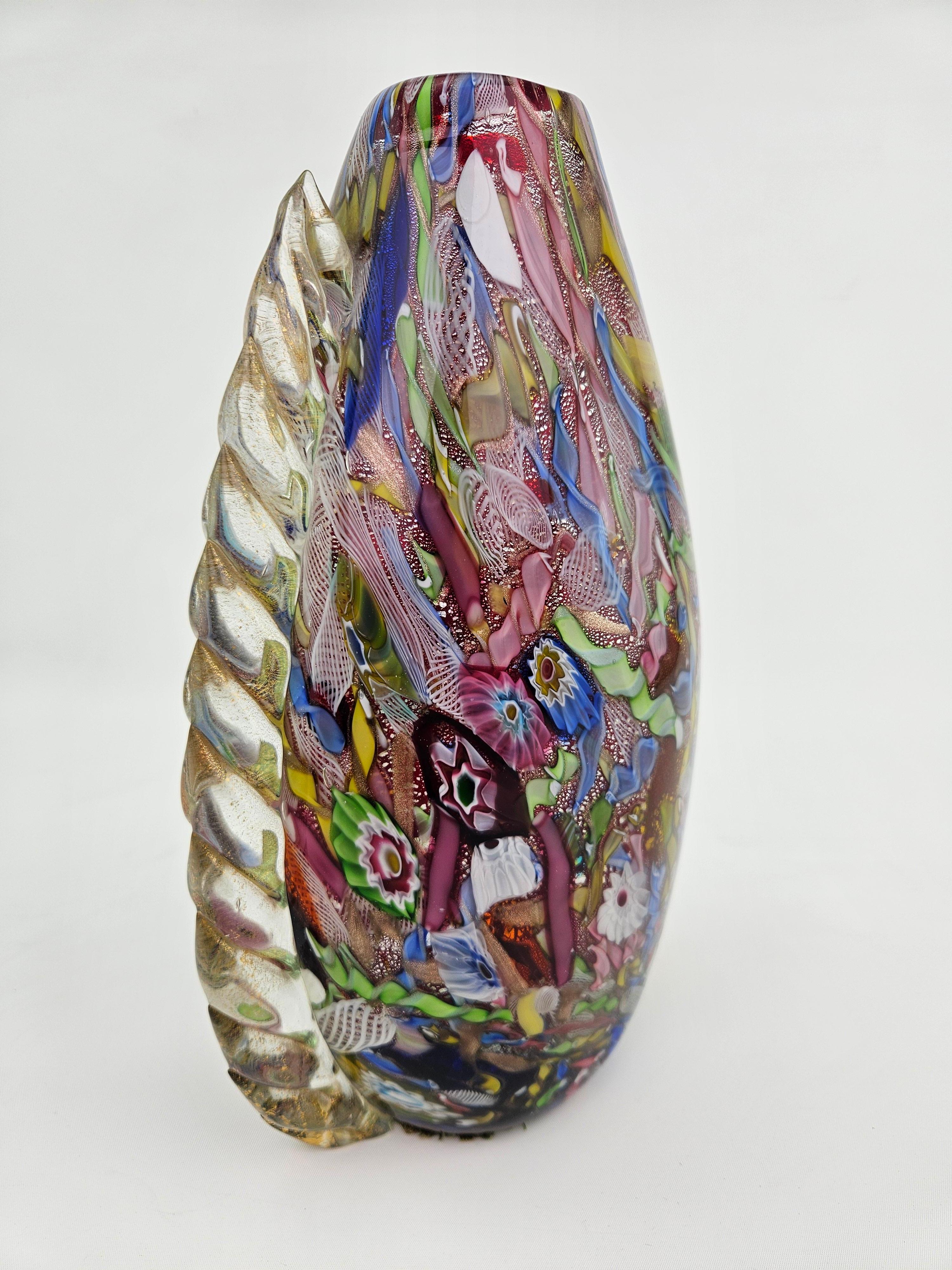 Hier ist eine exquisite venezianische Glasvase aus den 1960er Jahren, hergestellt auf der Insel Murano, in der Nähe von Venedig, Italien. Dieses Stück wurde von AVEM (Arte Vetraria Muranese) hergestellt und gehört zu ihrer 1953 eingeführten