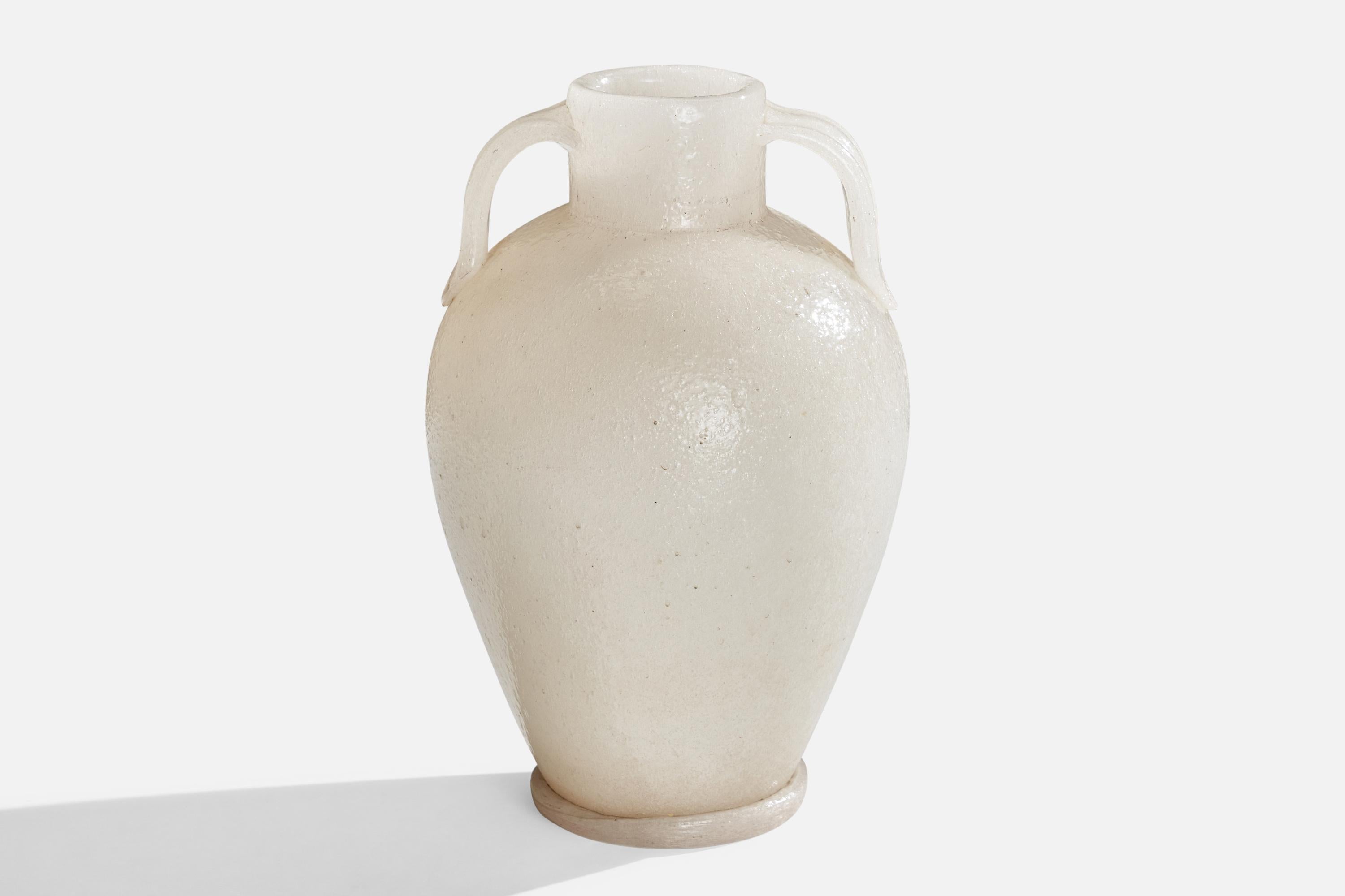 Eine Vase aus weißem Pulegoso-Glas, entworfen und hergestellt von A.VE.M., Murano, Italien, 1930er Jahre.

