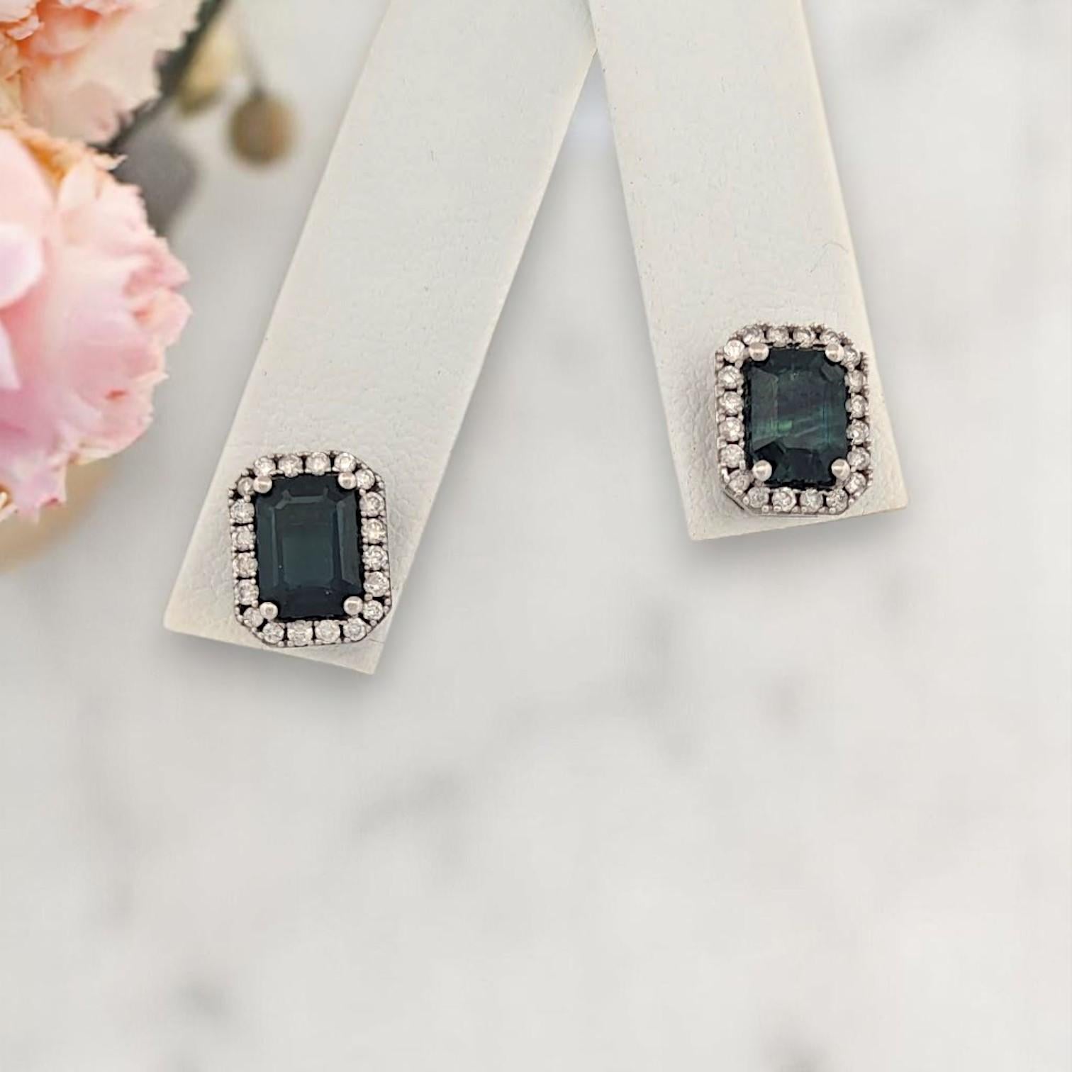 Découvrez les Eleg en saphir vert de Nature, une célébration de l'élégance de la nature et de l'artisanat moderne. Méticuleusement réalisées en or blanc 14 carats, ces boucles d'oreilles sont ornées de 2,15 carats de saphirs verts naturels de taille