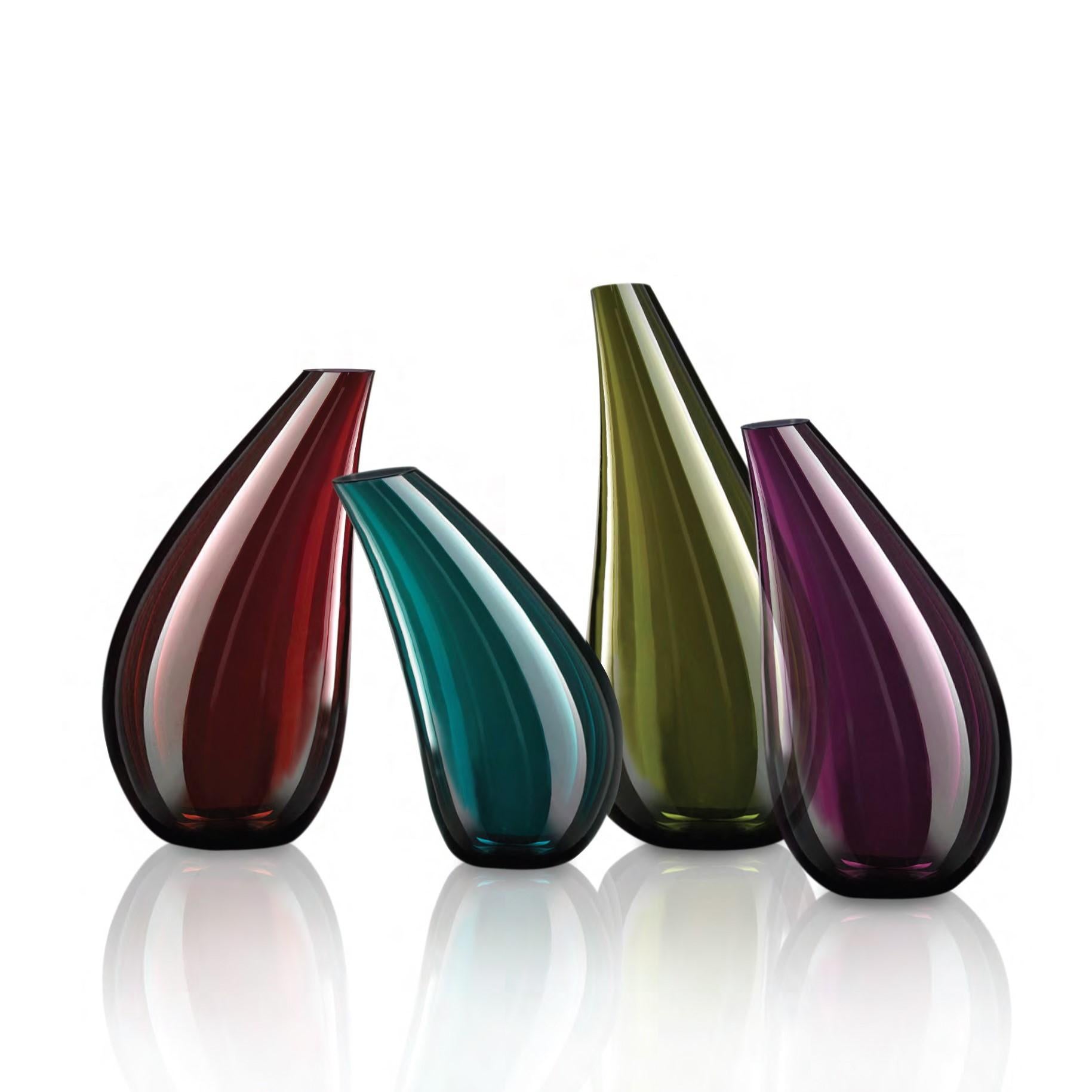 Surprenez votre bien-aimé(e) avec l'élégance intemporelle du vase Avena en verre de Murano - un cadeau qui allie l'artisanat séculaire au luxe moderne. Fabriqué à la main par des artisans qualifiés à Murano, en Italie, chaque vase est une pièce