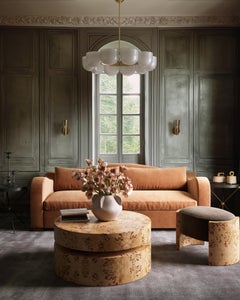 Table basse ronde « Avenir » en bois de loupe blond, par Christiane Lemieux