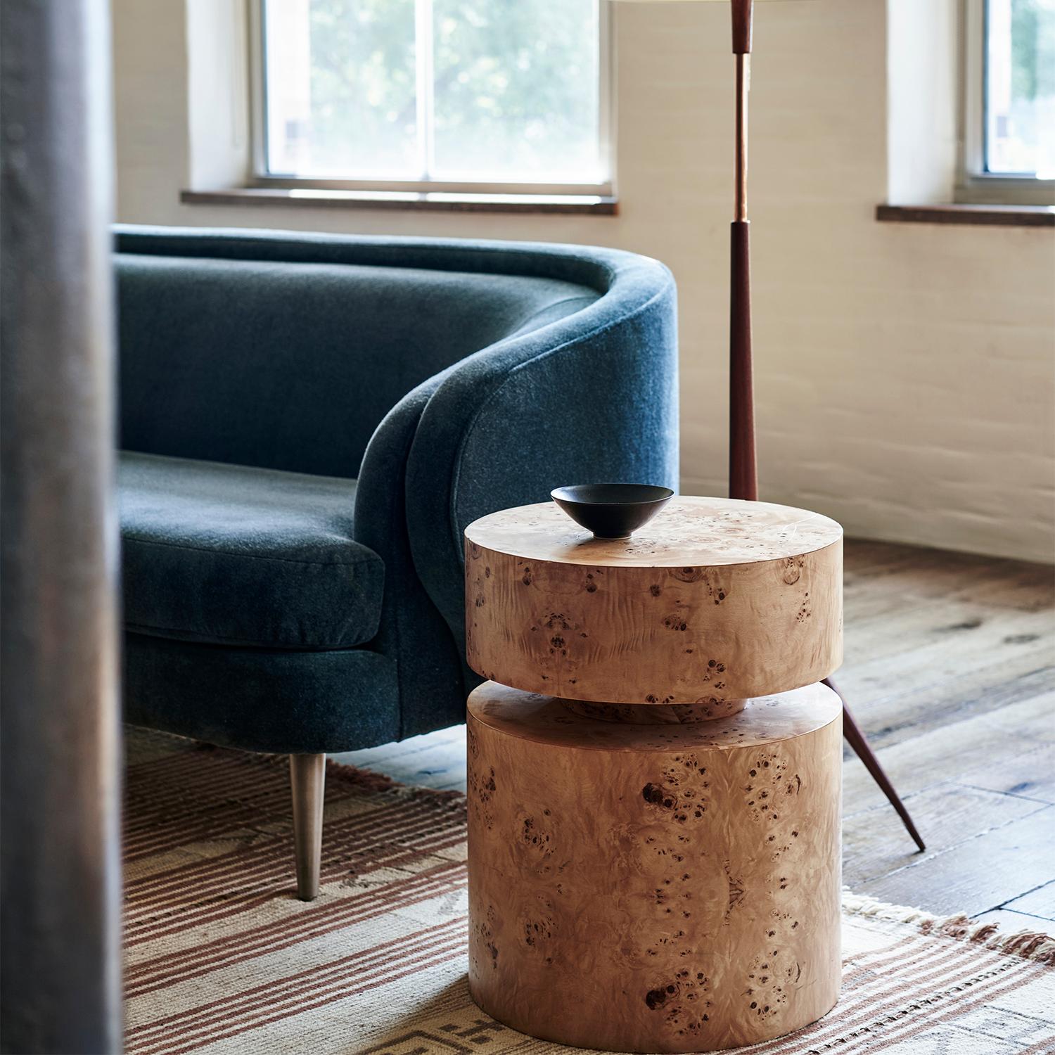 Scandinave moderne Table d'appoint en bois de loupe blonde 