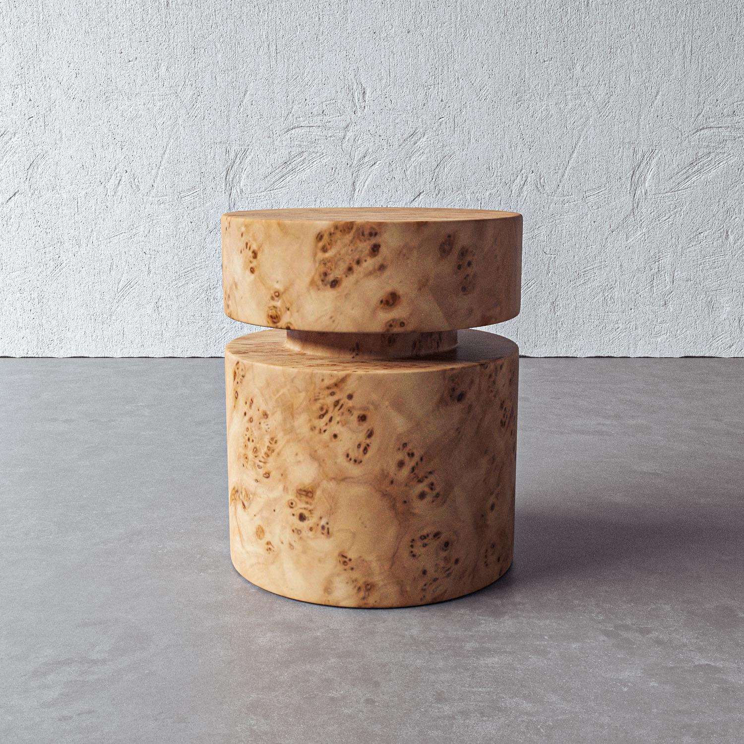 La forme cylindrique simple de cette table d'appoint met en valeur le bois naturel de ronce de Mappa pour créer un accent sculptural et fonctionnel dans n'importe quelle pièce. Fabriquée à la main par des artisans au Vietnam, cette pièce complète