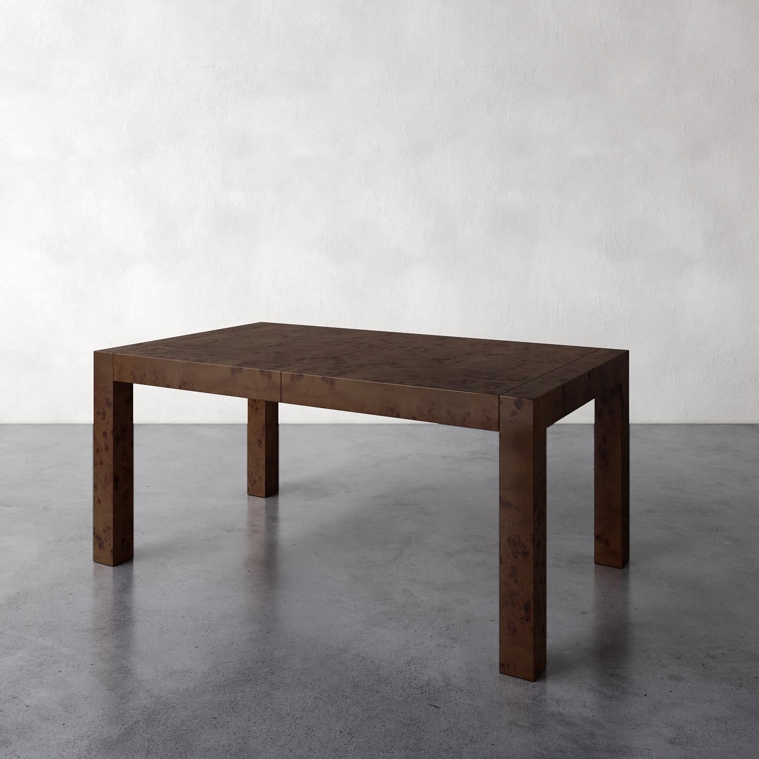 Las clásicas proporciones Parsons, desarrolladas por el diseñador Jean-Michel Frank, confieren un bello equilibrio y una calidad atemporal a esta mesa de comedor extensible de madera natural de Mappa burl. Las hojas amplían la longitud de la mesa