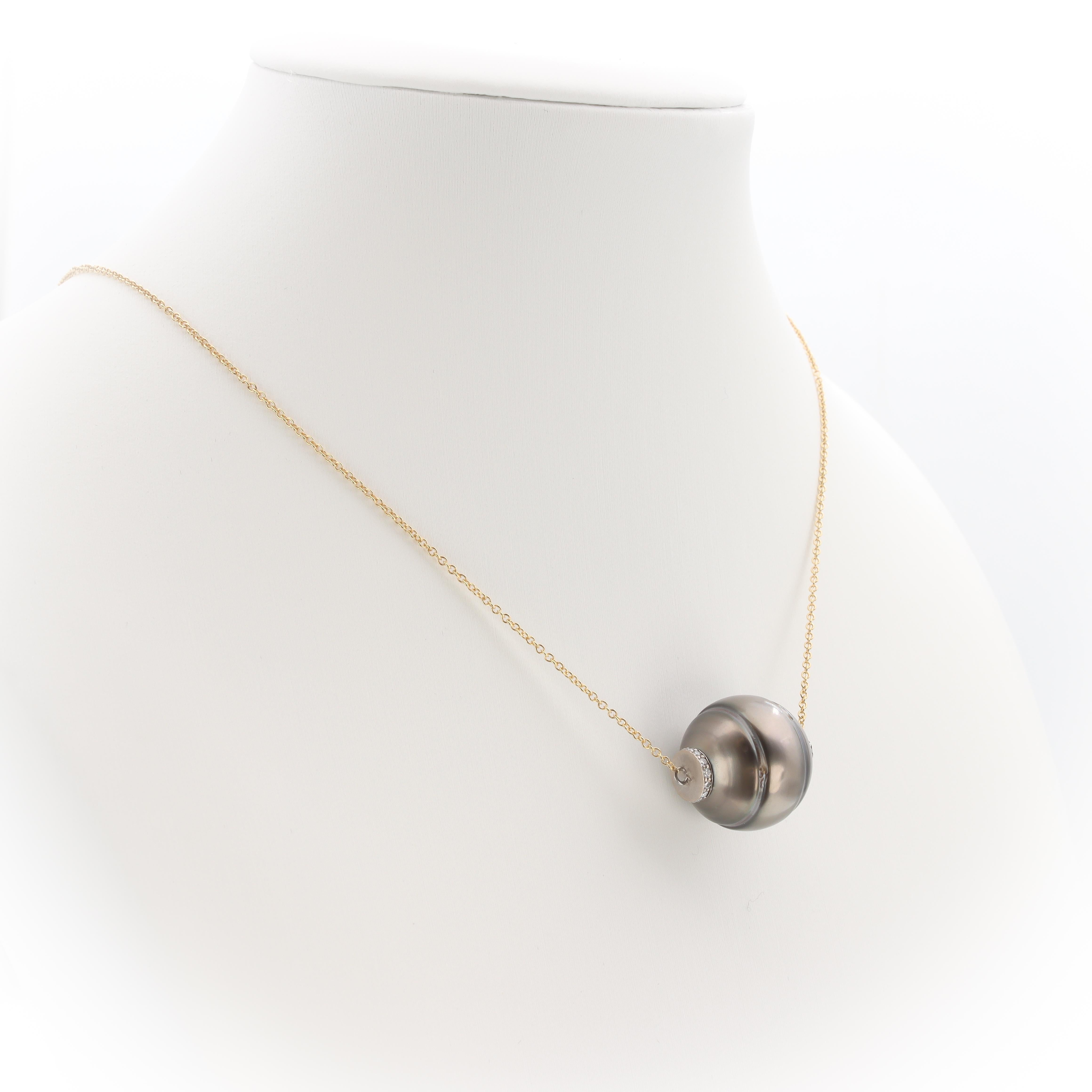 Brilliant Cut Aventina-Spencer, 'Luna' Circled Tahitian Pearl, Diamond and 18k Gold Necklace For Sale