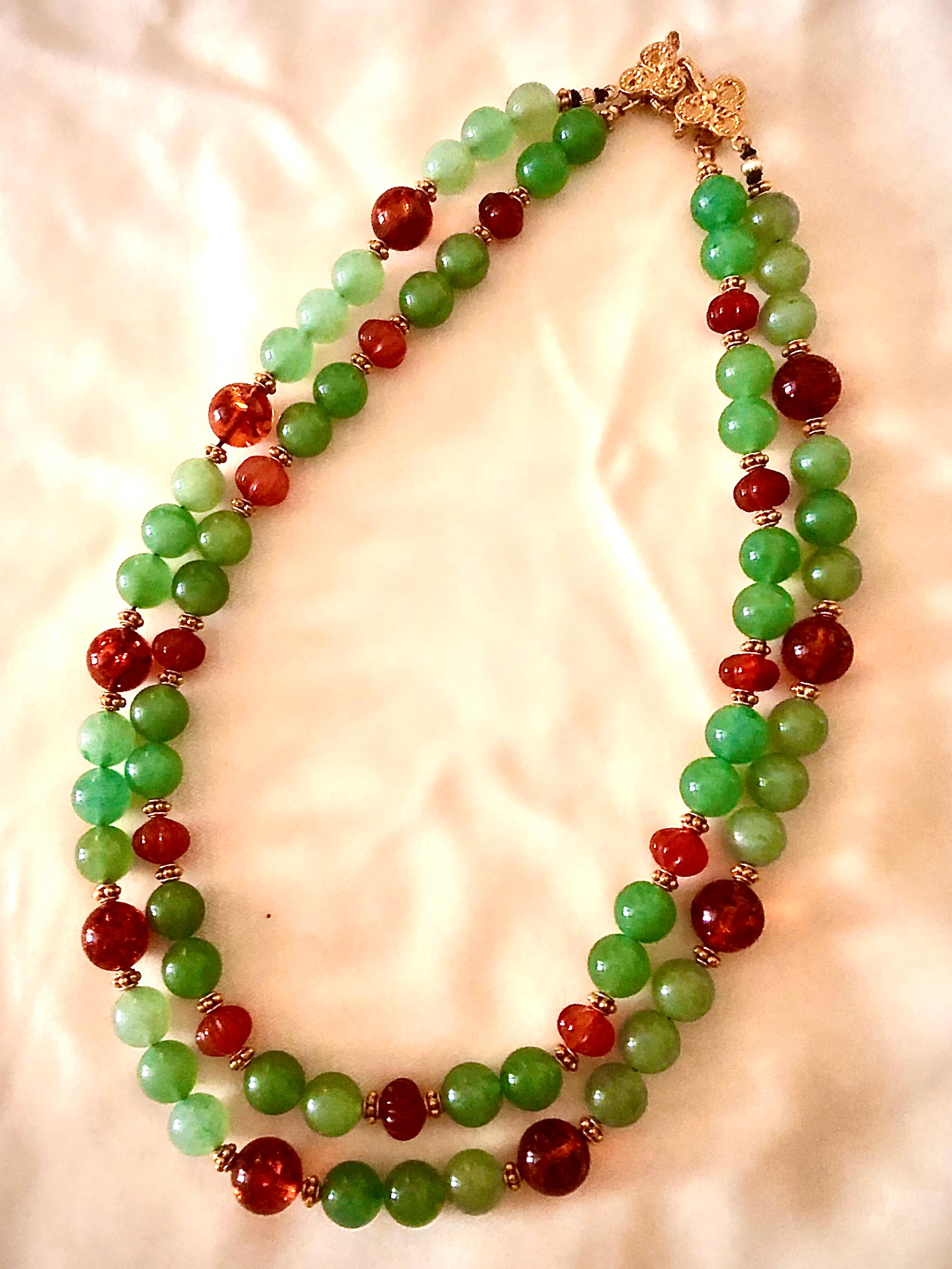 Due collane progettate per essere indossate insieme o separatamente. Le perle principali sono di un bel verde tenue, mentre i papà sono traslucidi e hanno un bel bagliore interno. Le perle di ambra baltica sono anch'esse traslucide e hanno

Il filo