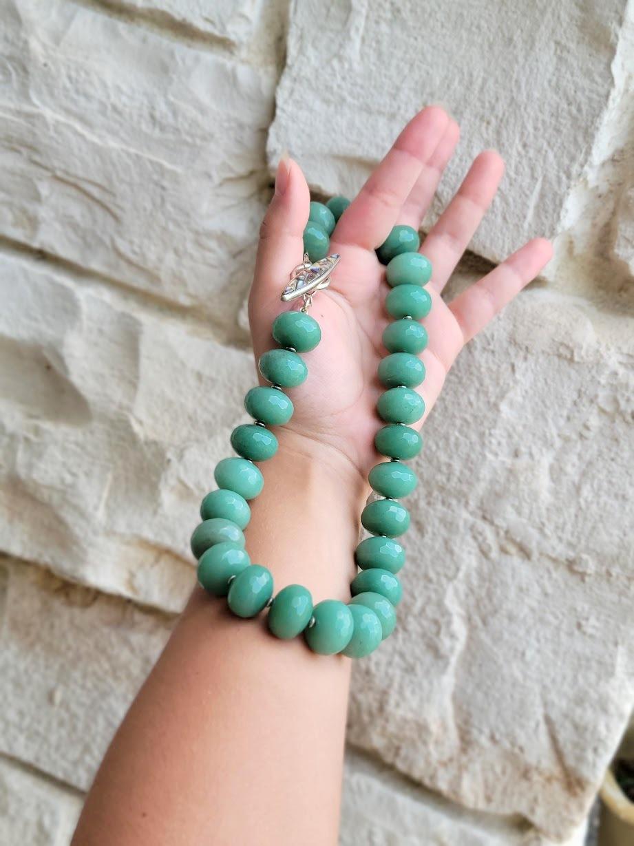 Collana di rondelle sfaccettate in avventurina con chiusura in abalone in vendita 2