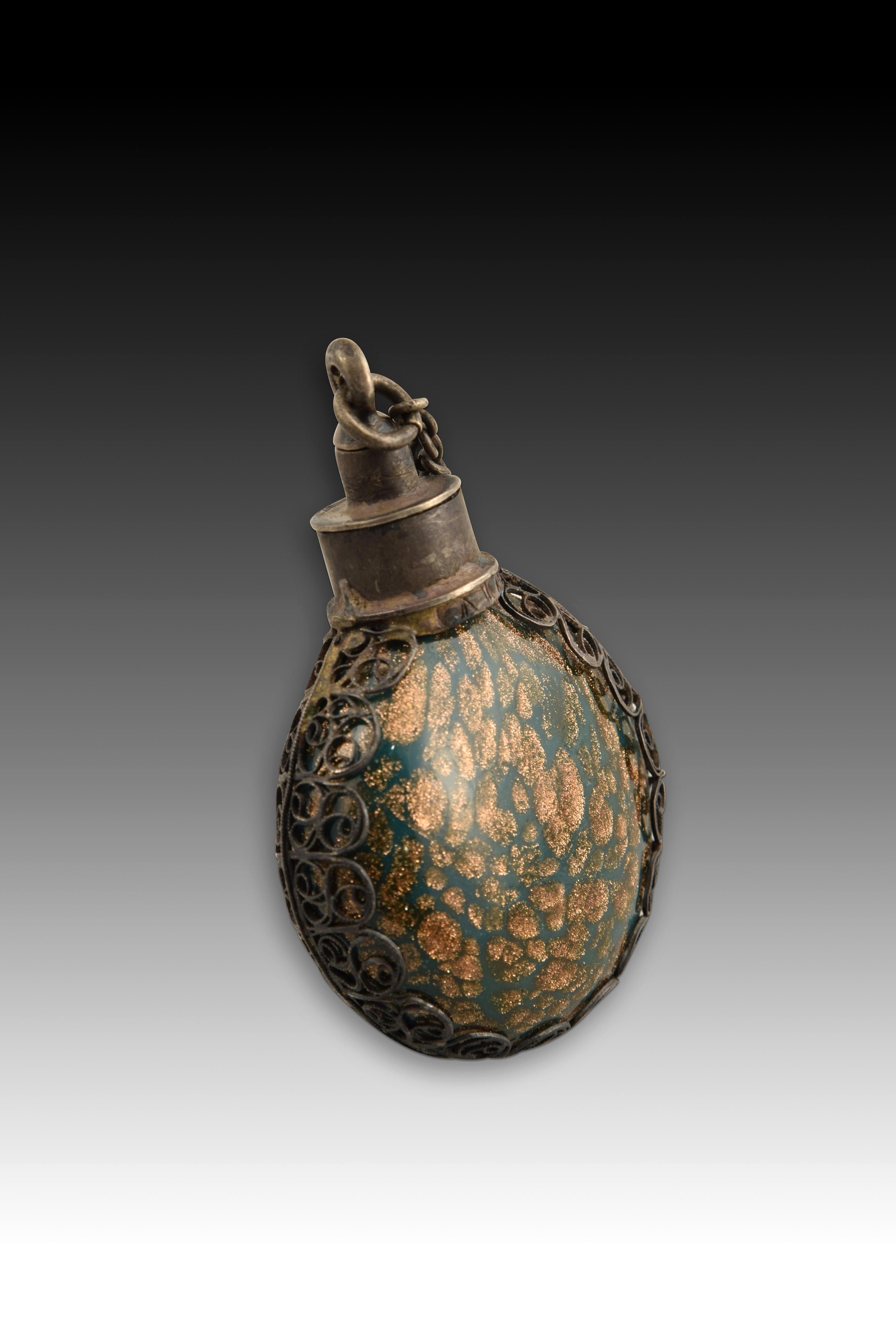 Perfumer silver and aventurine glass. Possibly Venice and others, 17th century. 
Perfume bottle with silver frame, stopper and chain in its color (this one is plain and also forming filigree lines on the sides) and aventurine glass body in coppery