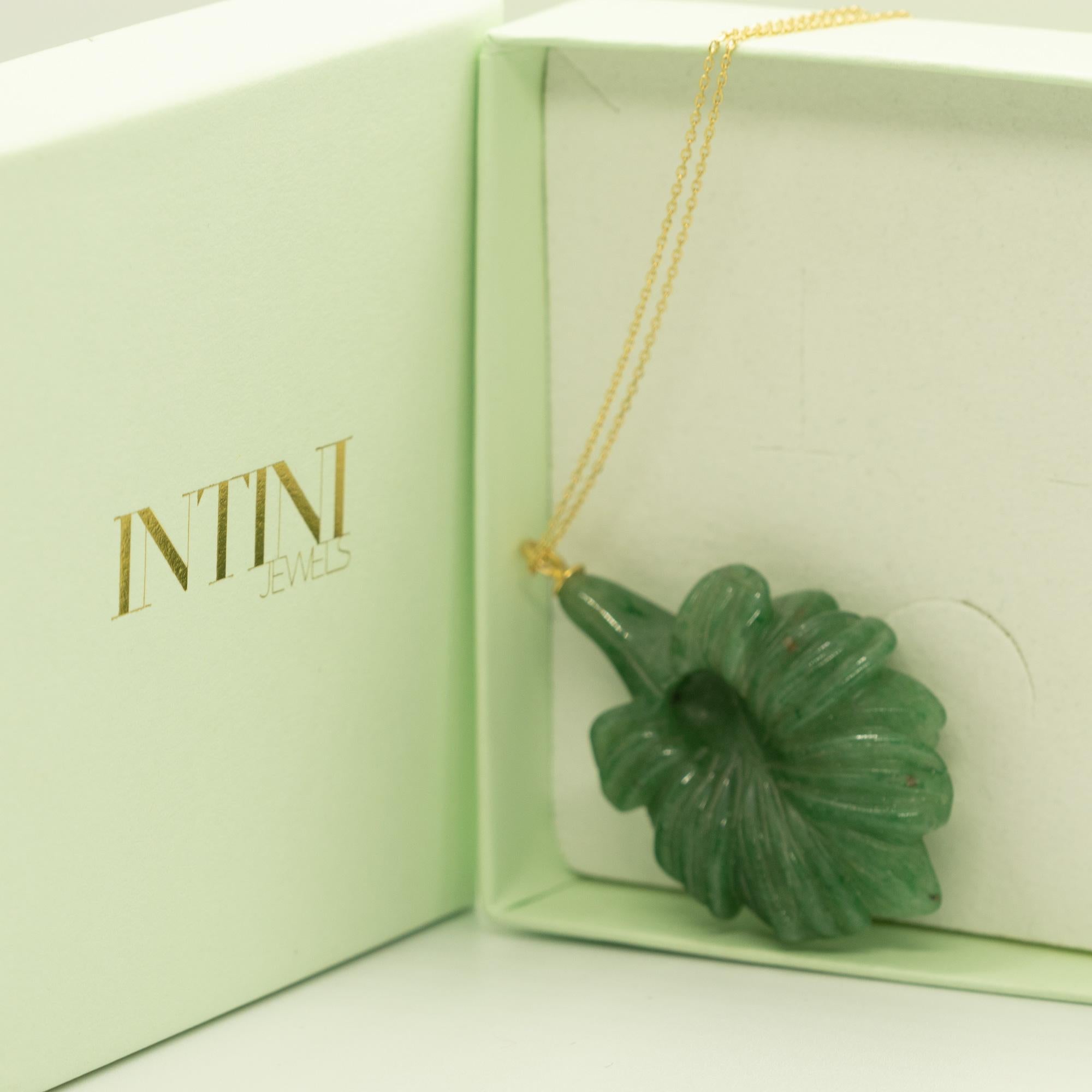 Art nouveau Intini Jewels, collier en or jaune 18 carats avec fleur sculpte vert aventurine en vente