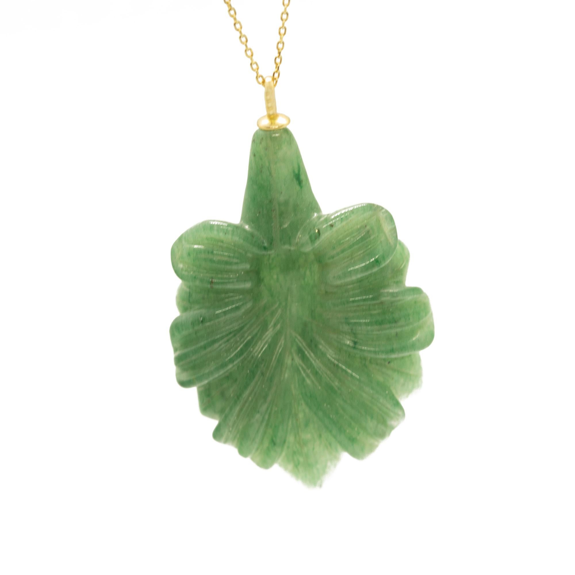 Taille mixte Intini Jewels, collier en or jaune 18 carats avec fleur sculpte vert aventurine en vente