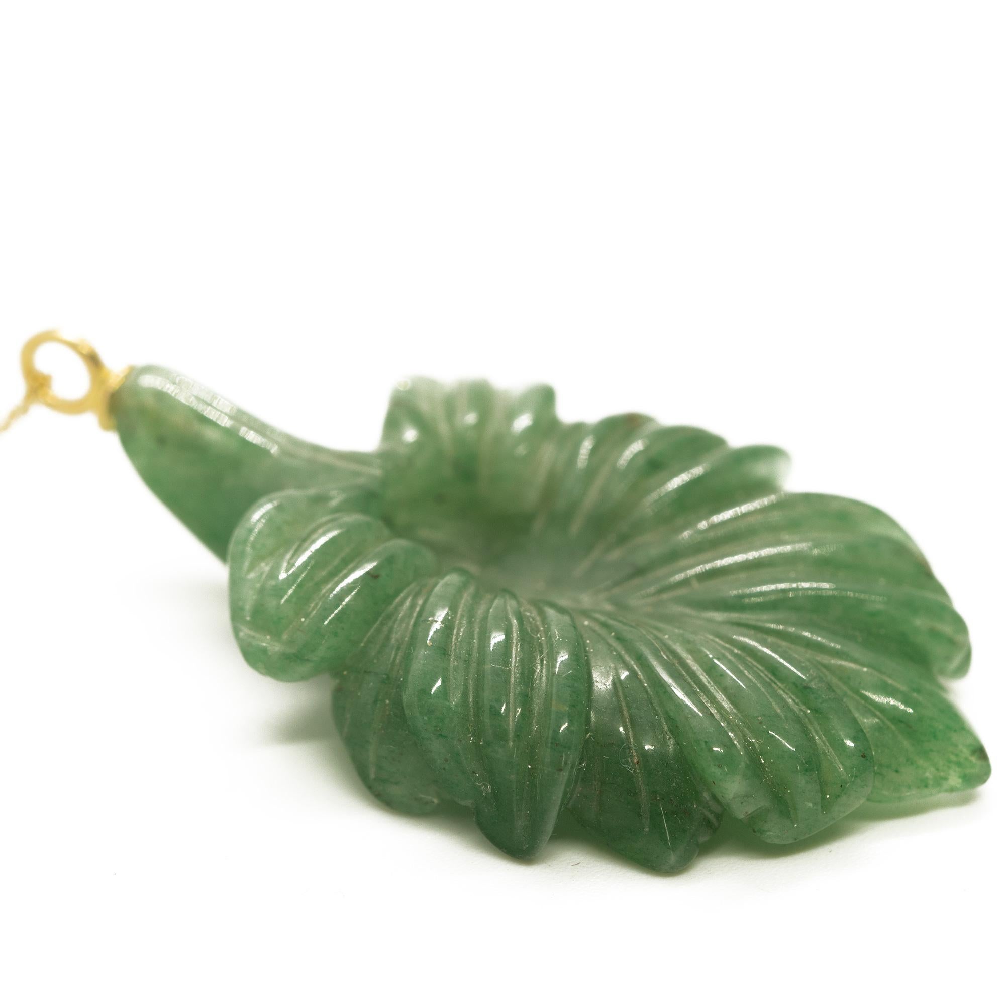 Intini Jewels, collier en or jaune 18 carats avec fleur sculpte vert aventurine Unisexe en vente