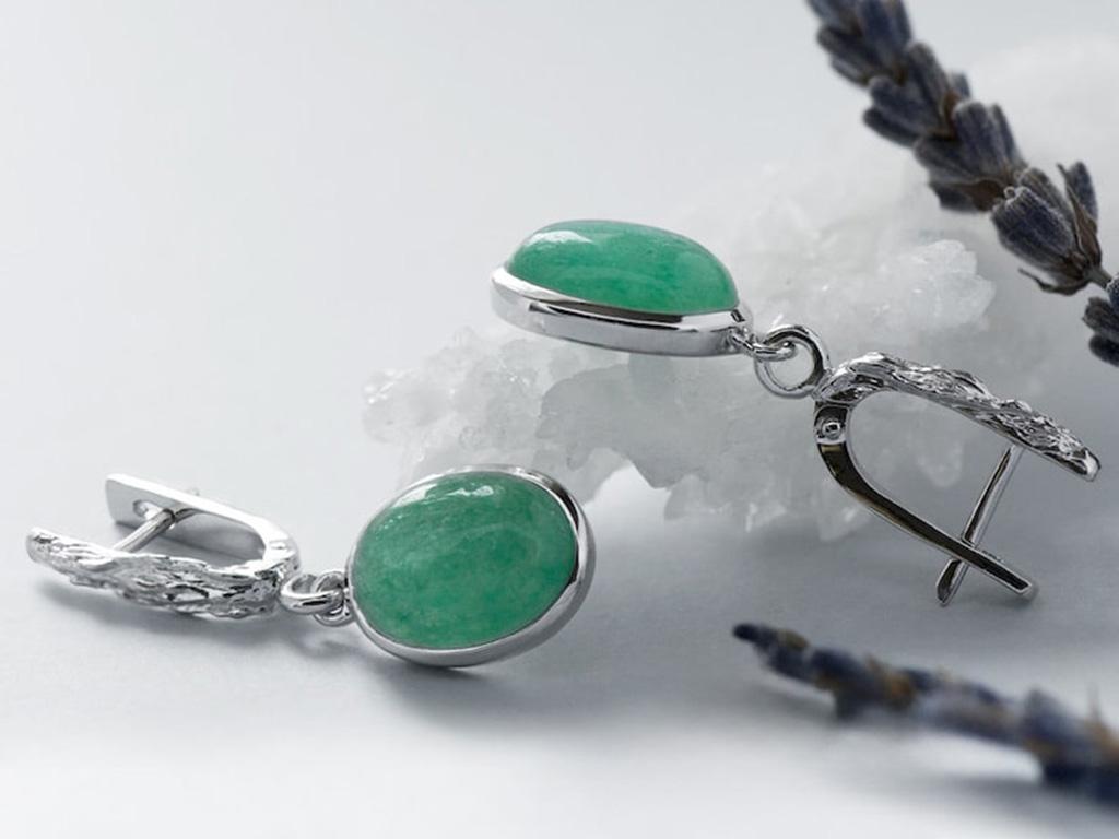 Artigiano Orecchini d'argento in avventurina Vintage Cabochon Sea Green Flower Gemstone in vendita