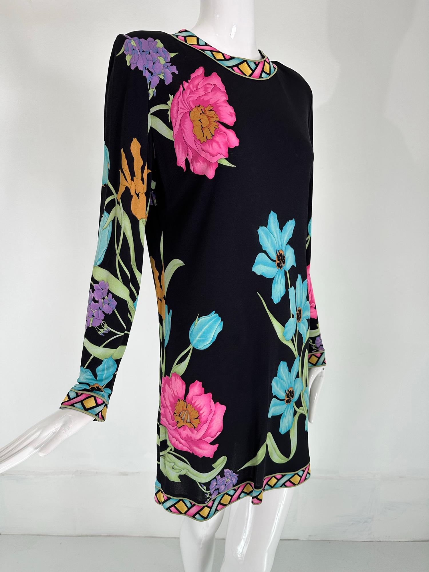 Bessi spectaculaire robe tunique en soie florale vibrante US 12. Datant des années 1990, cette magnifique robe peut être portée comme une tunique ou une mini robe. Robe à col bijou imprimée d'une bande et à manches longues. La robe est dotée de