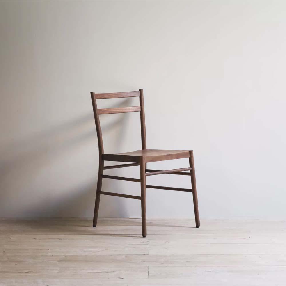 Avery dining chair in walnut In New Condition For Sale In PARIS, FR