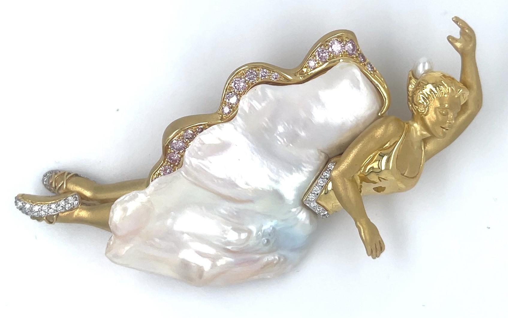 Spilla Ballerina in oro giallo 18k con perle coltivate e diamanti bianchi e rosa di Avi A & Z in vendita 4