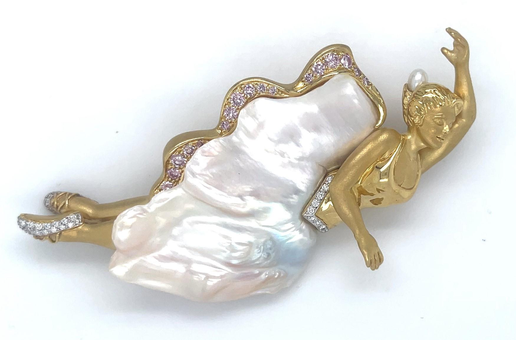 Spilla Ballerina in oro giallo 18k con perle coltivate e diamanti bianchi e rosa di Avi A & Z in vendita 5