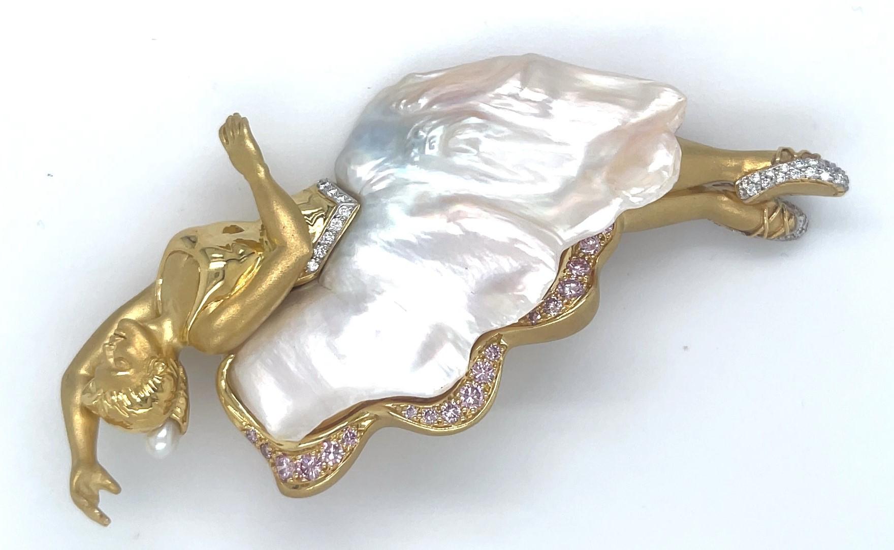 Spilla Ballerina in oro giallo 18k con perle coltivate e diamanti bianchi e rosa di Avi A & Z in vendita 7