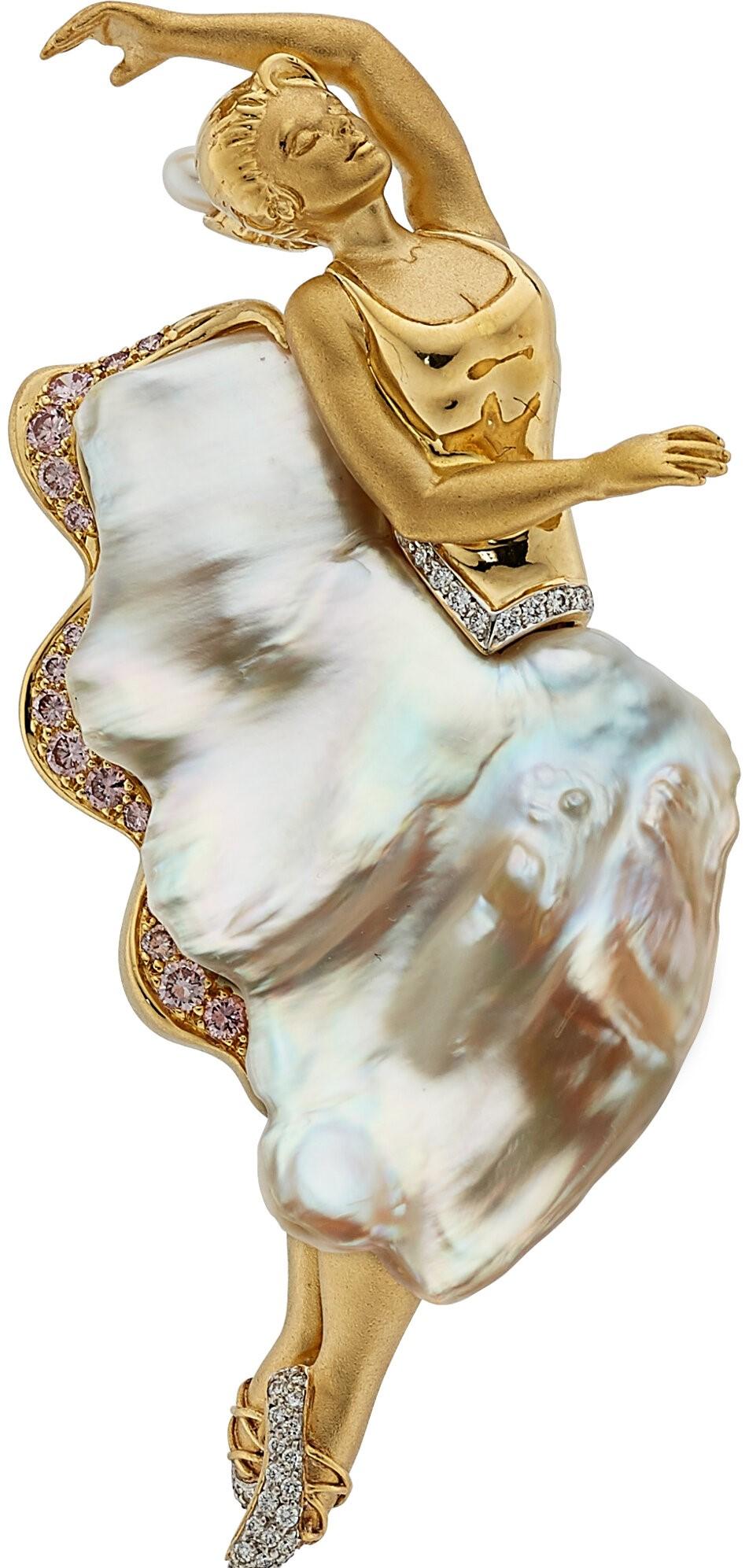 Spilla Ballerina in oro giallo 18k con perle coltivate e diamanti bianchi e rosa di Avi A & Z in vendita 9