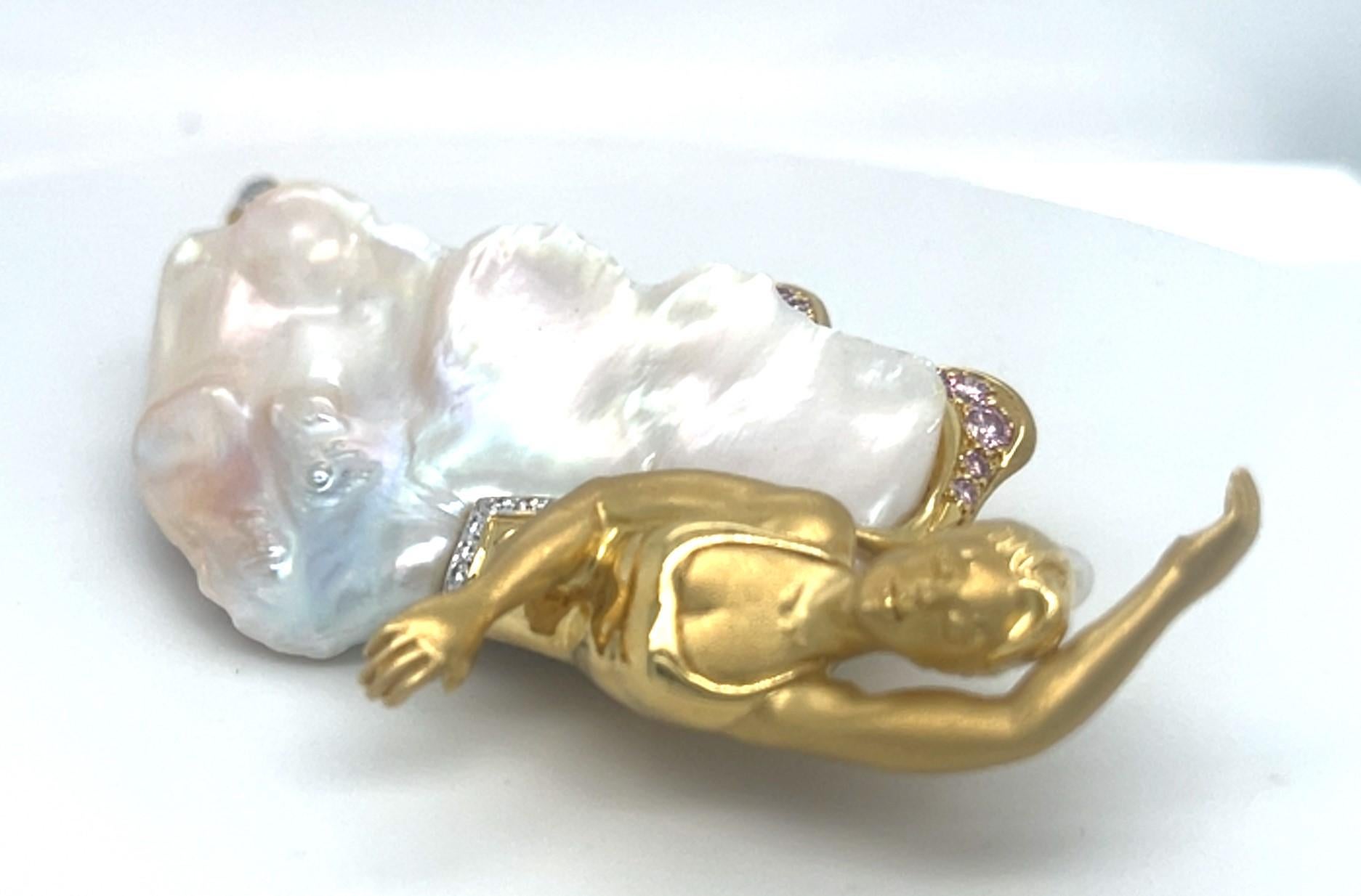 Splendida spilla a forma di ballerina dell'esperto di perle Avi A & Z
Firmato come 1/1. Pezzo unico!
Presenta una gonna di perle d'acqua dolce coltivate con diamanti bianchi e rosa.
Peso totale dei carati = 1 carato
Un Pink Diamond è stato
