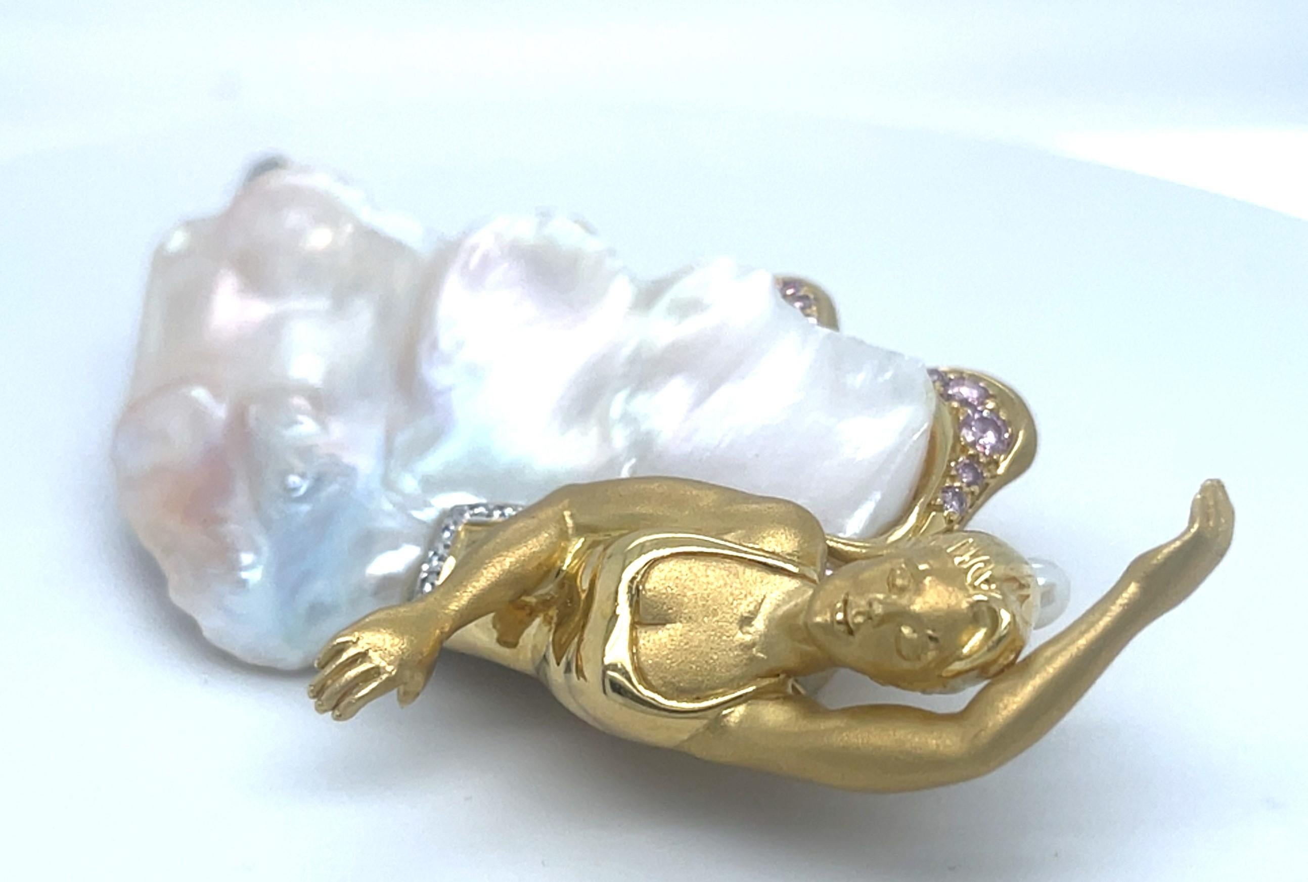Moderno Spilla Ballerina in oro giallo 18k con perle coltivate e diamanti bianchi e rosa di Avi A & Z in vendita