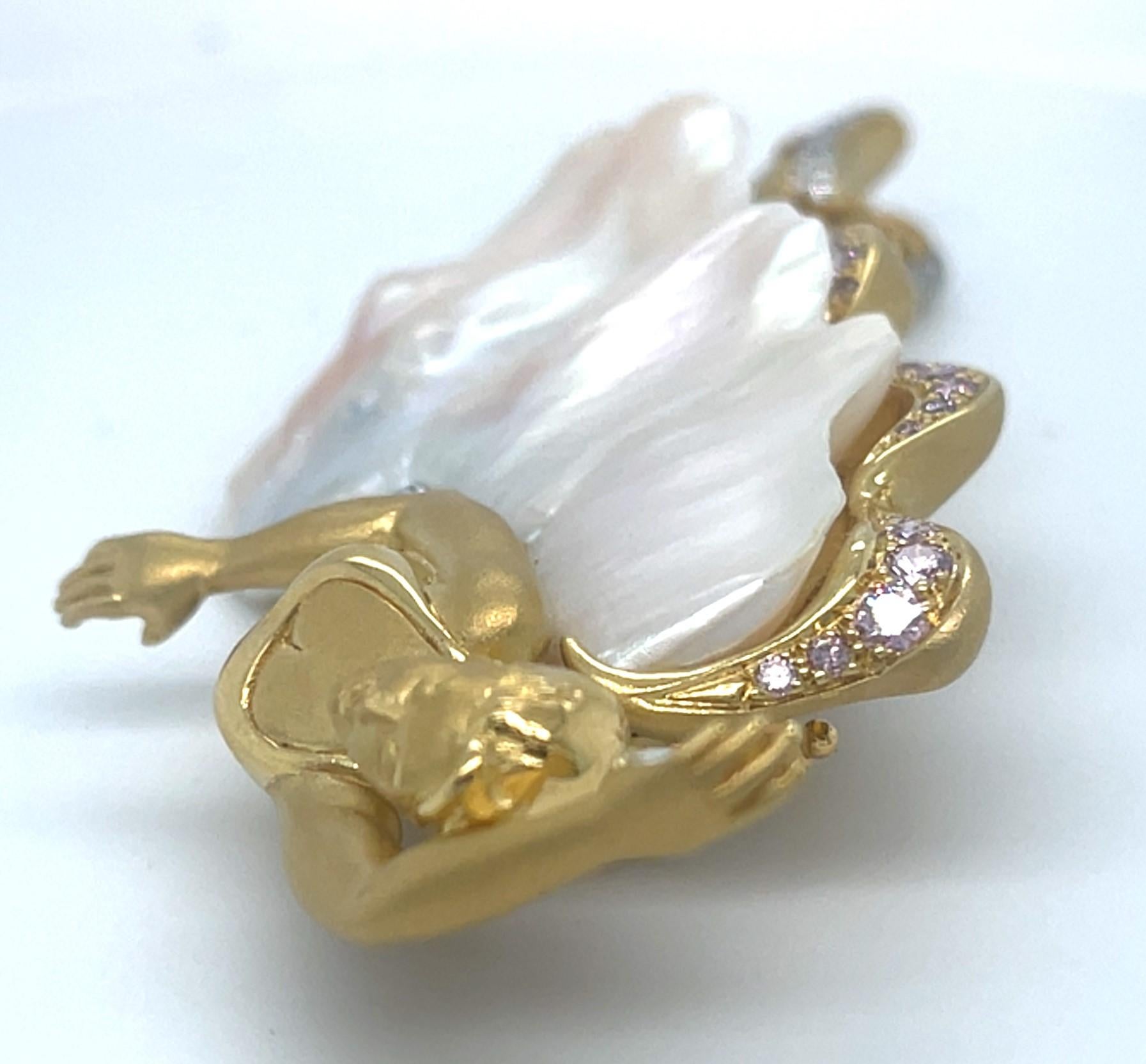 Taglio rotondo Spilla Ballerina in oro giallo 18k con perle coltivate e diamanti bianchi e rosa di Avi A & Z in vendita