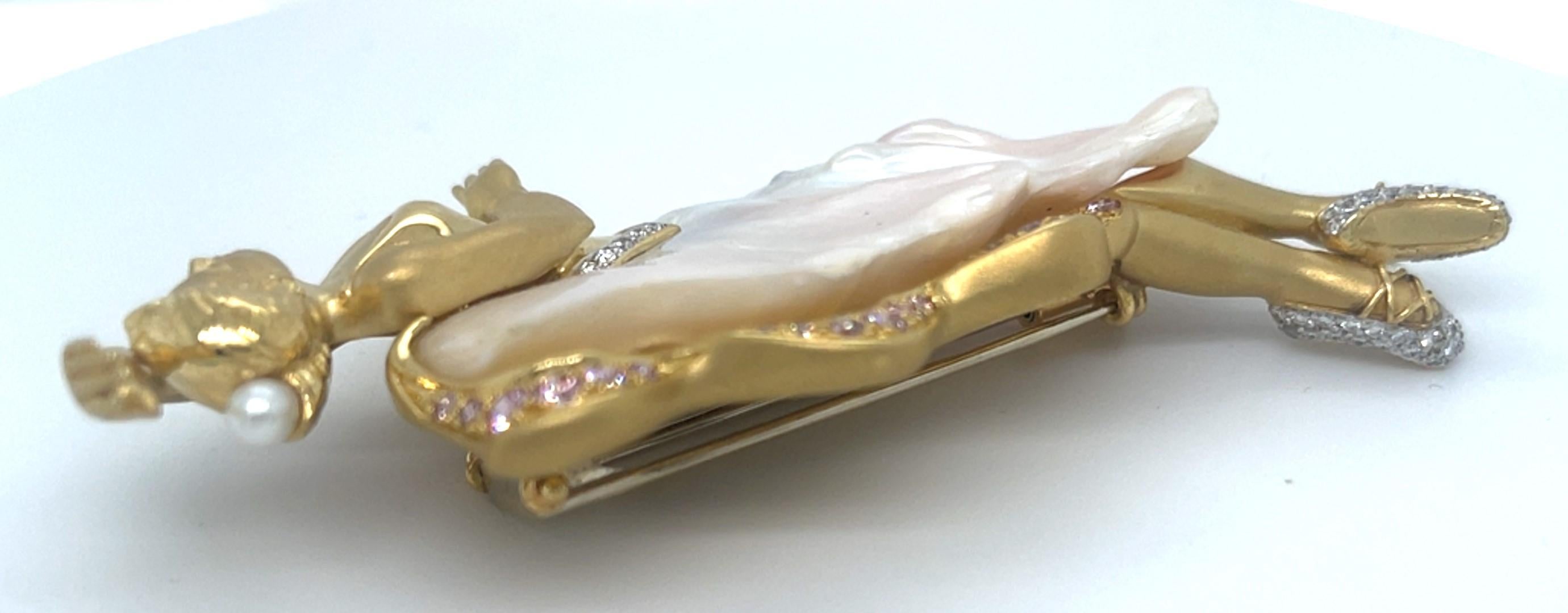 Spilla Ballerina in oro giallo 18k con perle coltivate e diamanti bianchi e rosa di Avi A & Z In condizioni buone in vendita a Sherman Oaks, CA