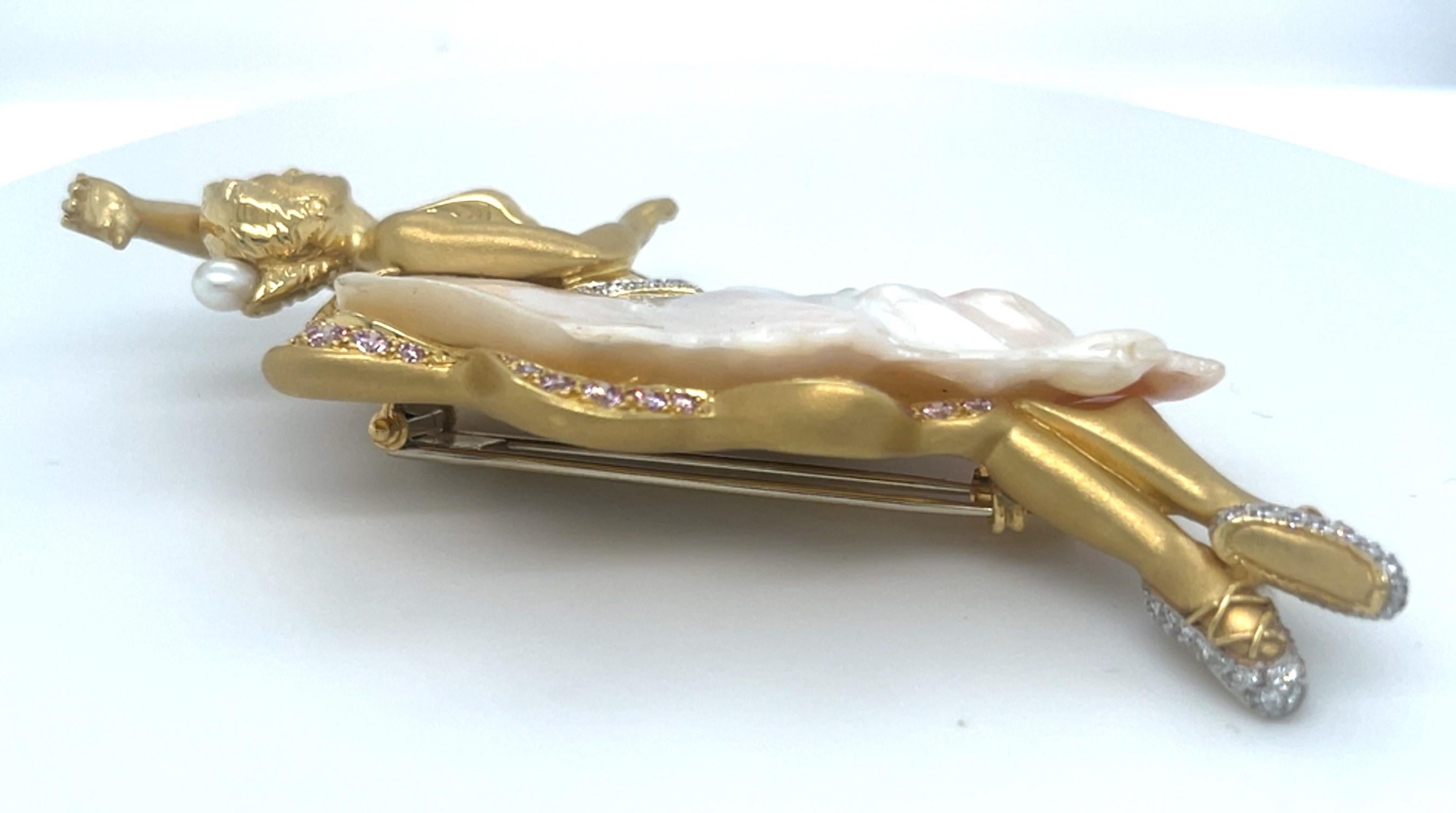 da uomo o donna Spilla Ballerina in oro giallo 18k con perle coltivate e diamanti bianchi e rosa di Avi A & Z in vendita
