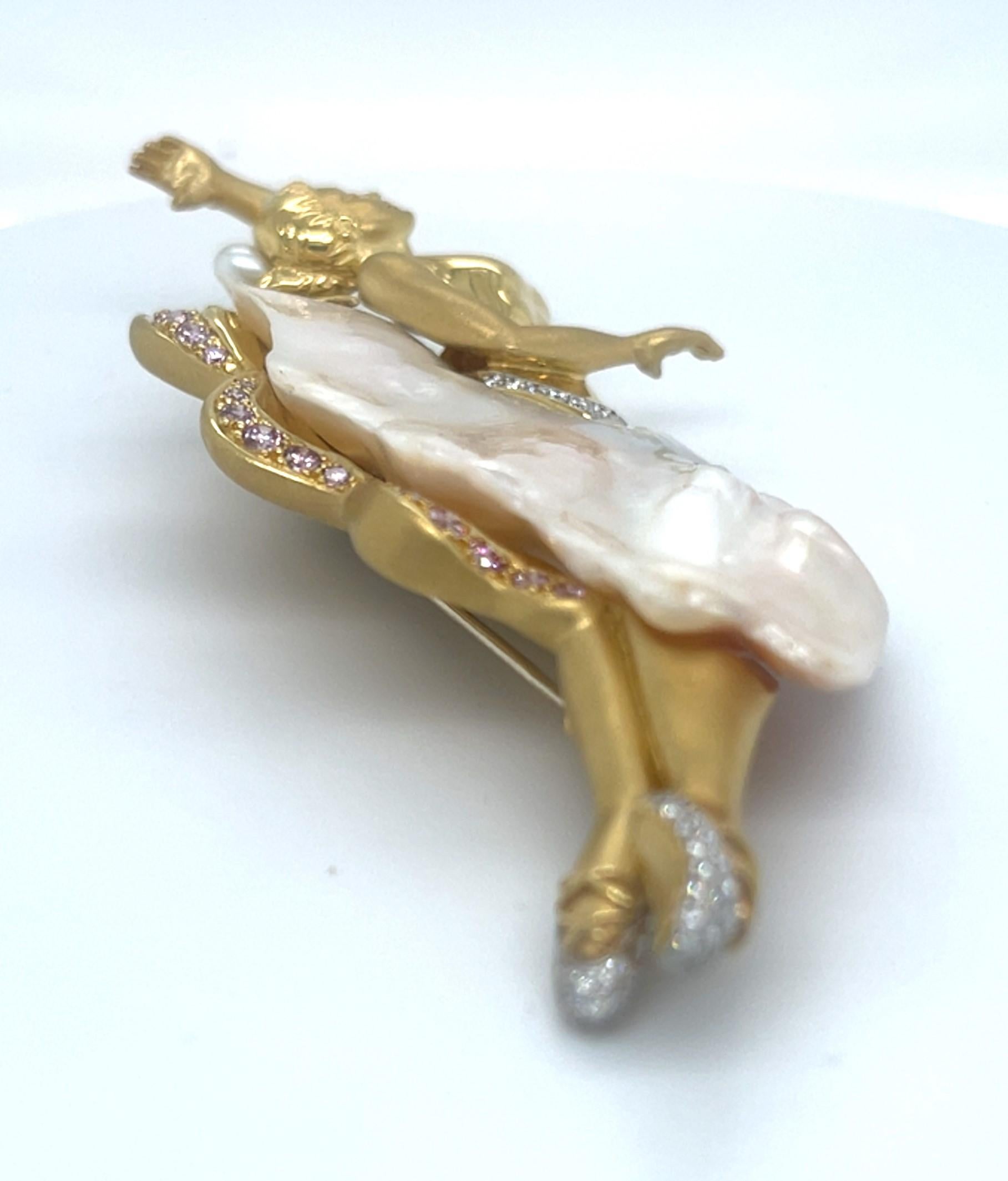 Spilla Ballerina in oro giallo 18k con perle coltivate e diamanti bianchi e rosa di Avi A & Z in vendita 1