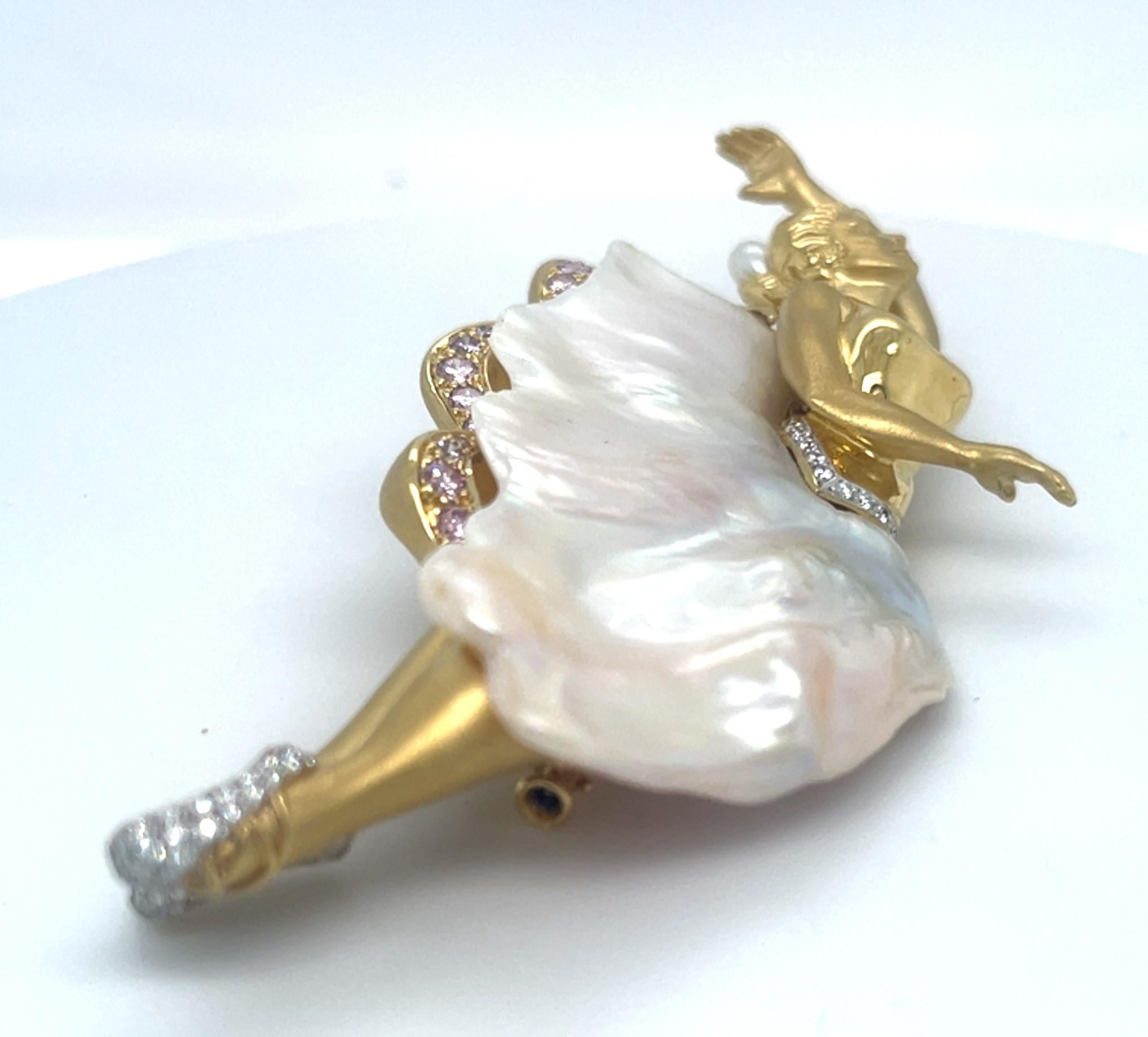 Spilla Ballerina in oro giallo 18k con perle coltivate e diamanti bianchi e rosa di Avi A & Z in vendita 2