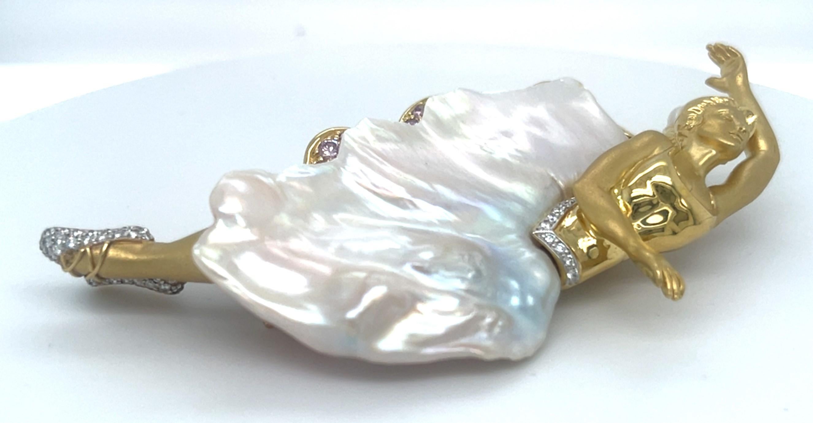 Spilla Ballerina in oro giallo 18k con perle coltivate e diamanti bianchi e rosa di Avi A & Z in vendita 3