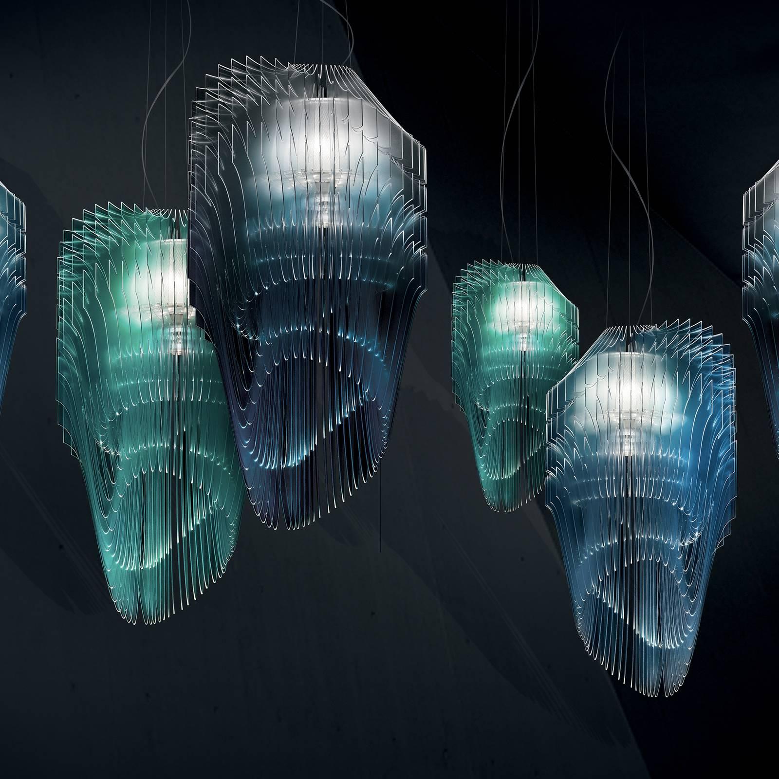 Conçue par la légendaire architecte Zaha Hadid, cette pièce, qui fait partie d'une collection limitée de 99 articles, est composée de plusieurs feuilles de plastique technique, assemblées comme une structure architecturale dans une forme