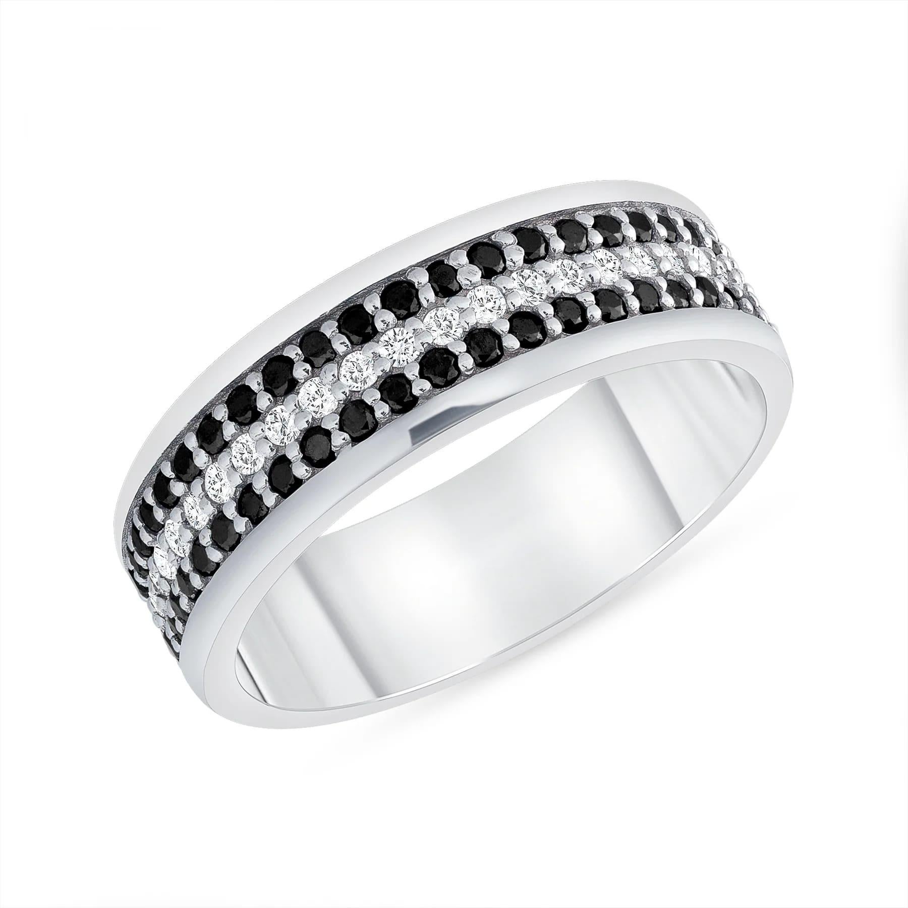 Questa bellissima fascia per l'eternità con diamanti a taglio rotondo e diamanti neri a taglio rotondo con incastonatura in oro massiccio. Questo anello è una perfetta fede nuziale, ma anche un regalo per un anniversario, un compleanno o una