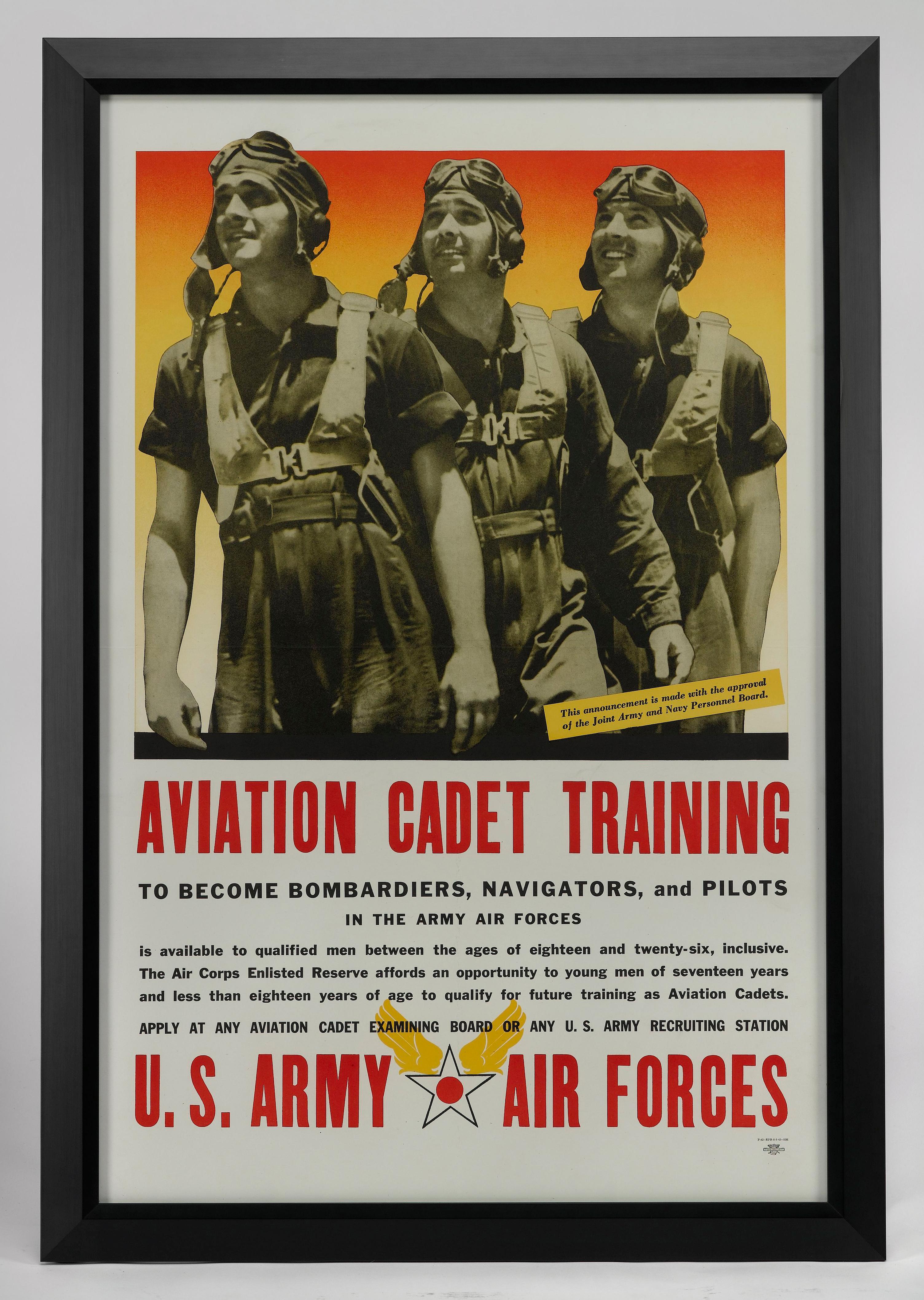 Voici une affiche de recrutement de l'armée de l'air américaine datant de la Seconde Guerre mondiale. L'affiche a été publiée en août 1943 par le Bureau de publicité pour le recrutement. L'affiche représente trois jeunes hommes en combinaison de