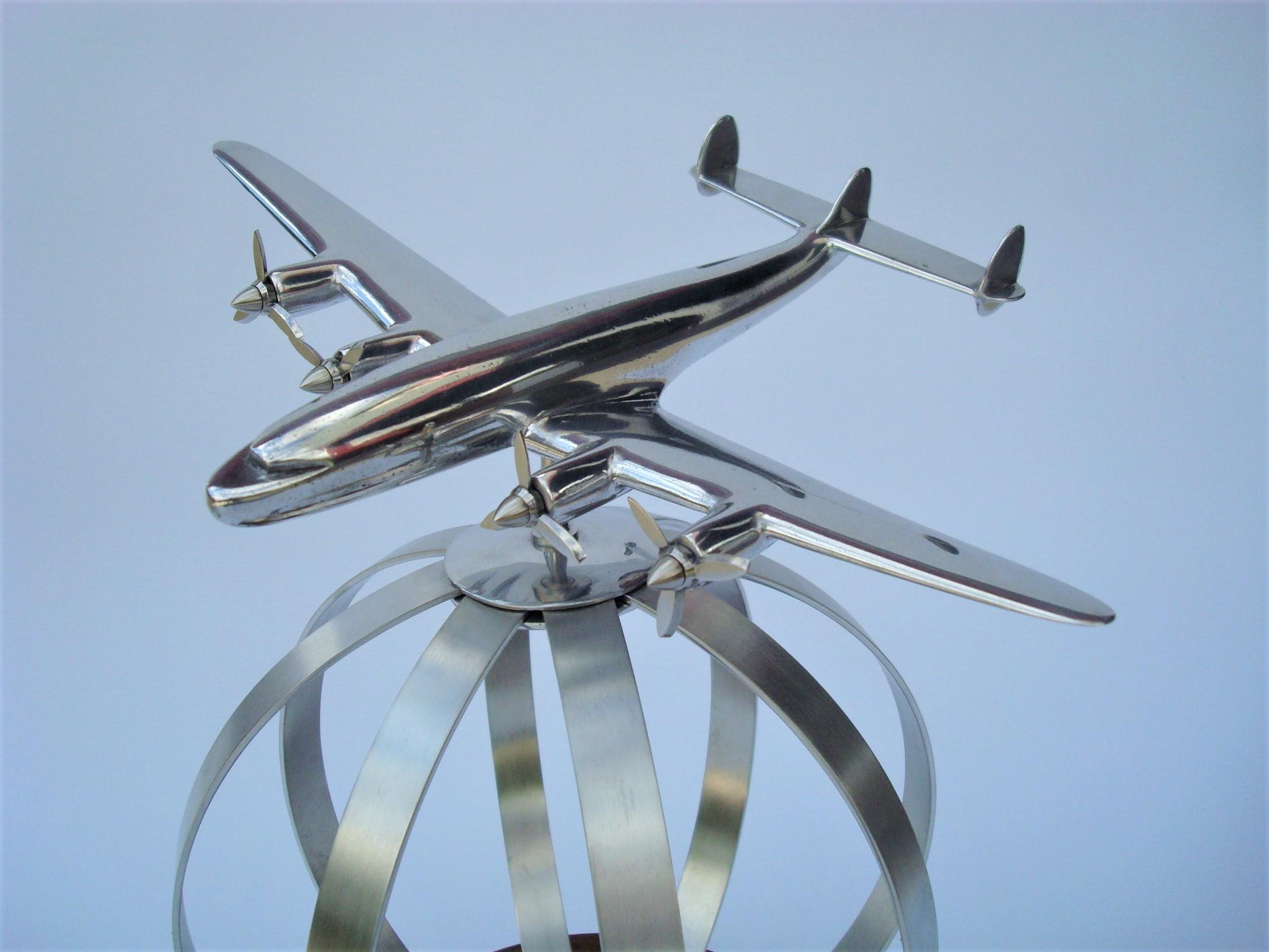 Modèle réduit d'avion Lockheed Constellation vintage en aluminium pour bureau. Le modèle a du mouvement, vous pouvez changer la position de l'avion. Il présente un mélange d'art déco et de design du milieu du siècle. Excellent état de