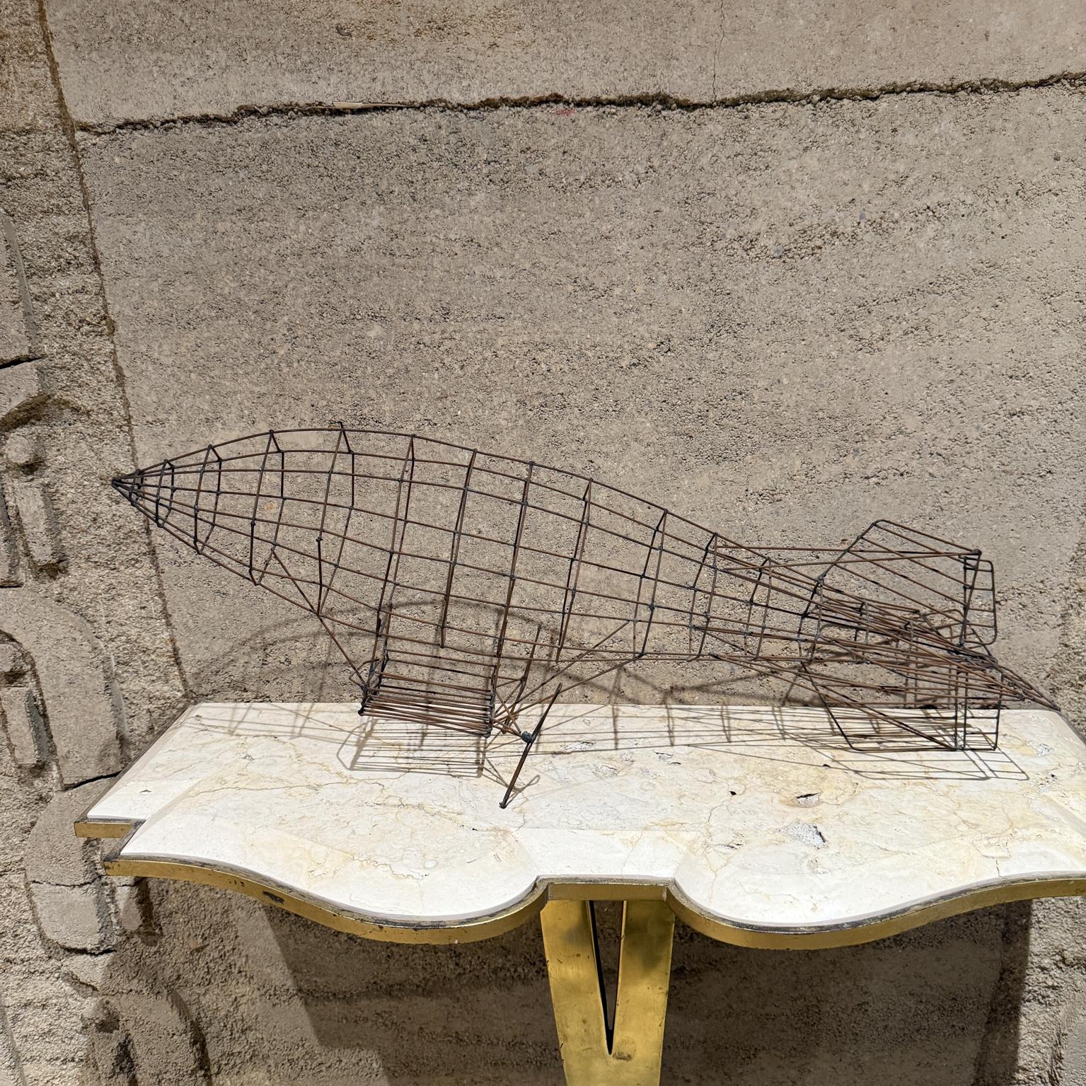 AMBIANIC présente
Metal Art Wire Blimp Airship Balloon Zeppelin Sculpture
aviation avion art sculpture
10 h x 8 l x 27
Original vintage
Se référer aux images fournies