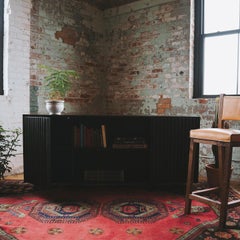 Credenza Avicenna Estilo Mediano Siglo Ébano Negro Con Puertas Acanaladas Con Picaporte De Empuje