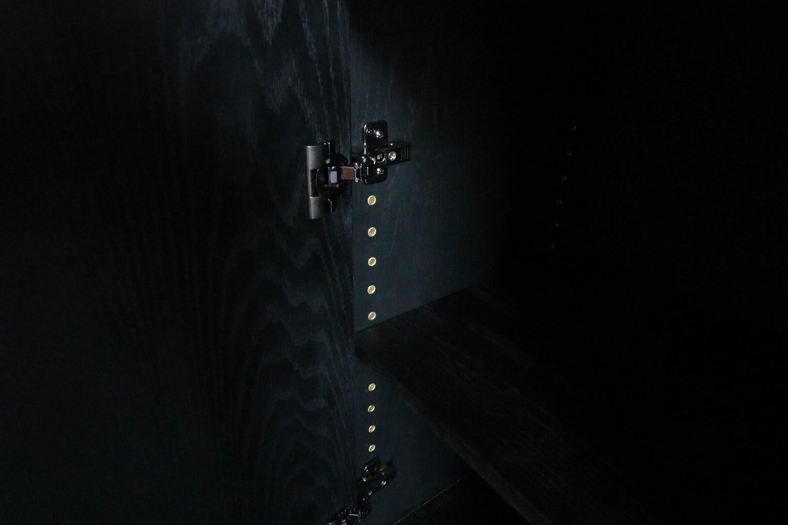 Canadien Crédence Avicenna en ébène noir de style mi-siècle avec portes à glissière cannelées en vente