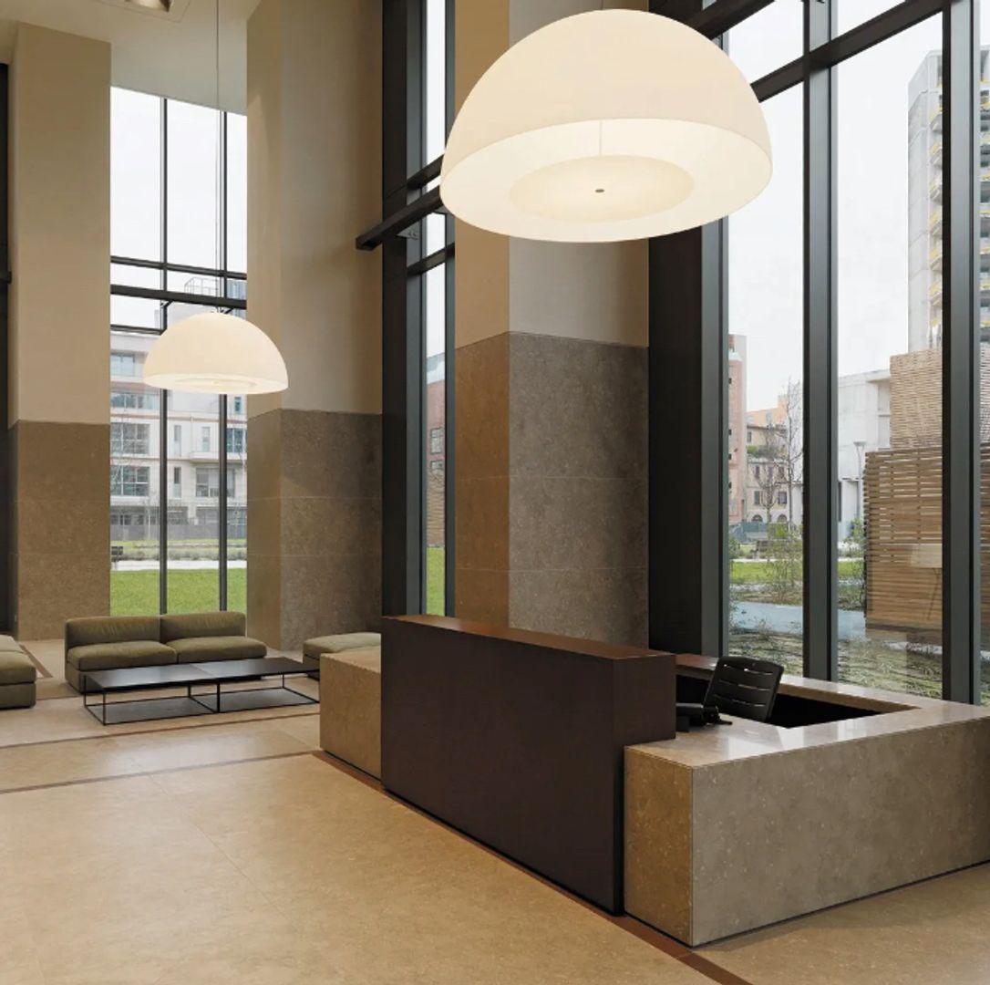 AVICO Grande lampe à suspension Abat-jour en polymère blanc doublement recouvert de noir Fontana Arte Neuf - En vente à Beverly Hills, CA