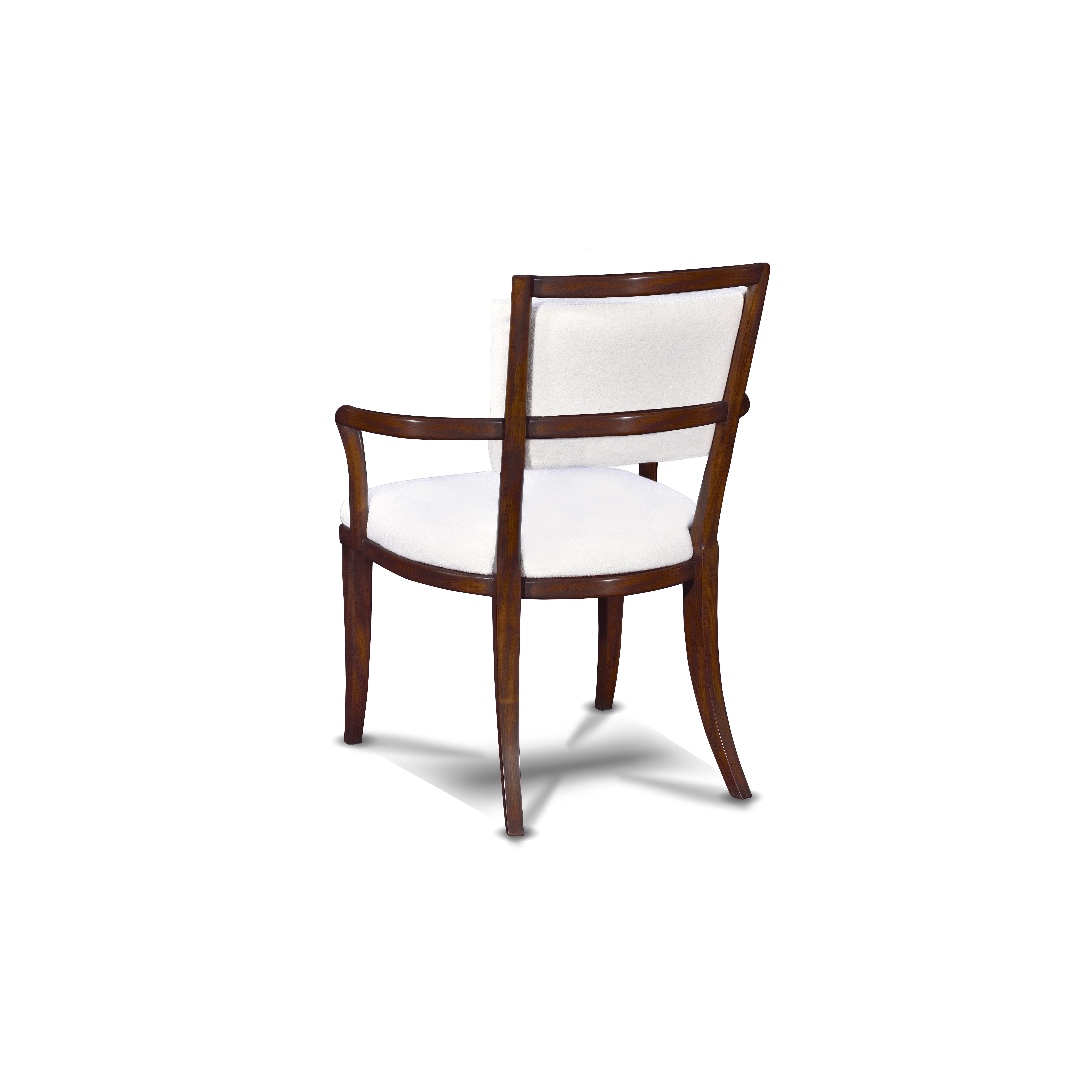 La sedia Avignon combina linee morbide con una struttura solida. Le sue gambe in stile Regency e la struttura modellata si uniscono per creare una seduta elegante e robusta. I braccioli hanno un movimento delicato e si curvano dolcemente per offrire