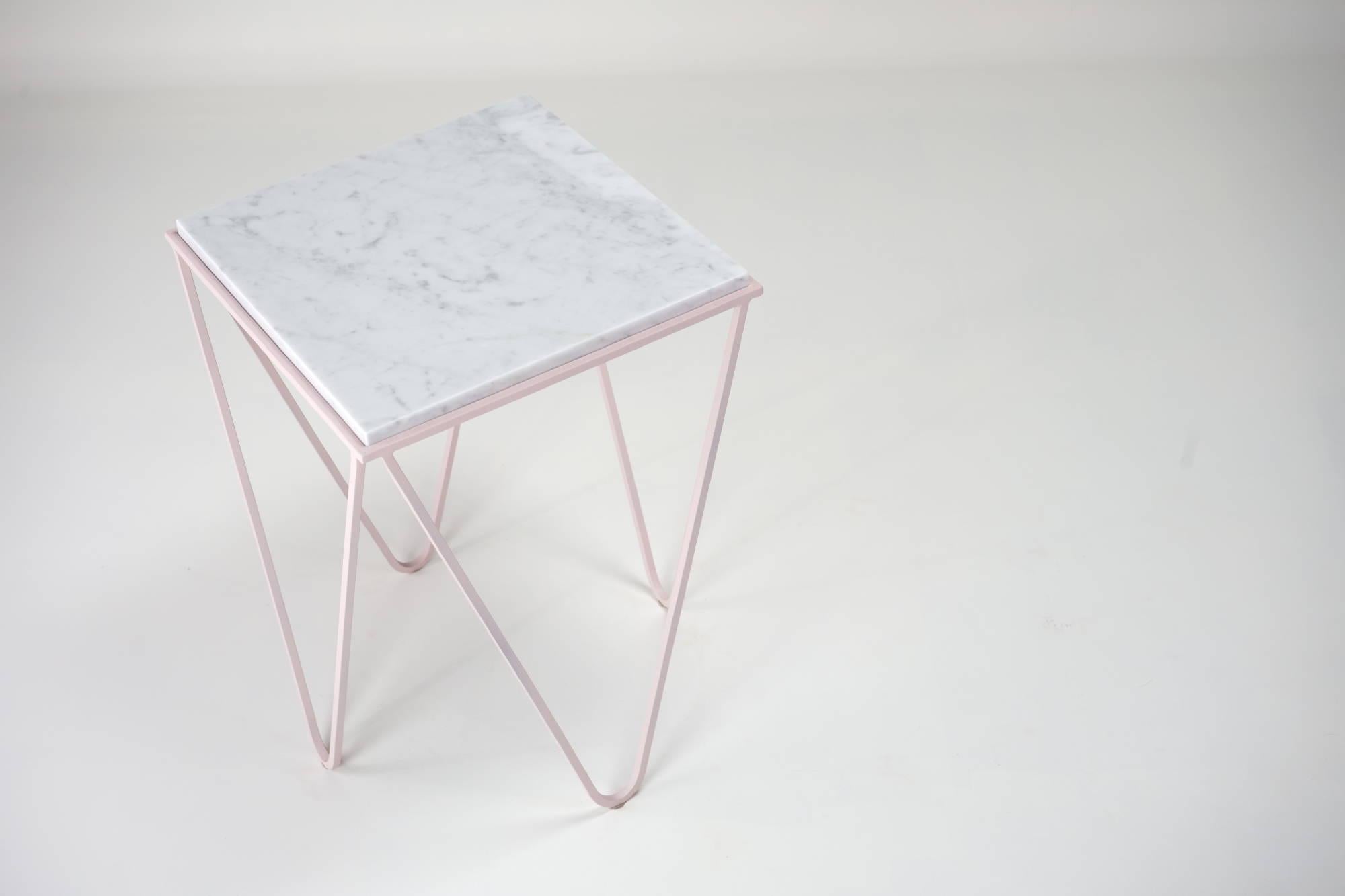 Minimaliste Avior - Table d'appoint en marbre de Carrare en vente
