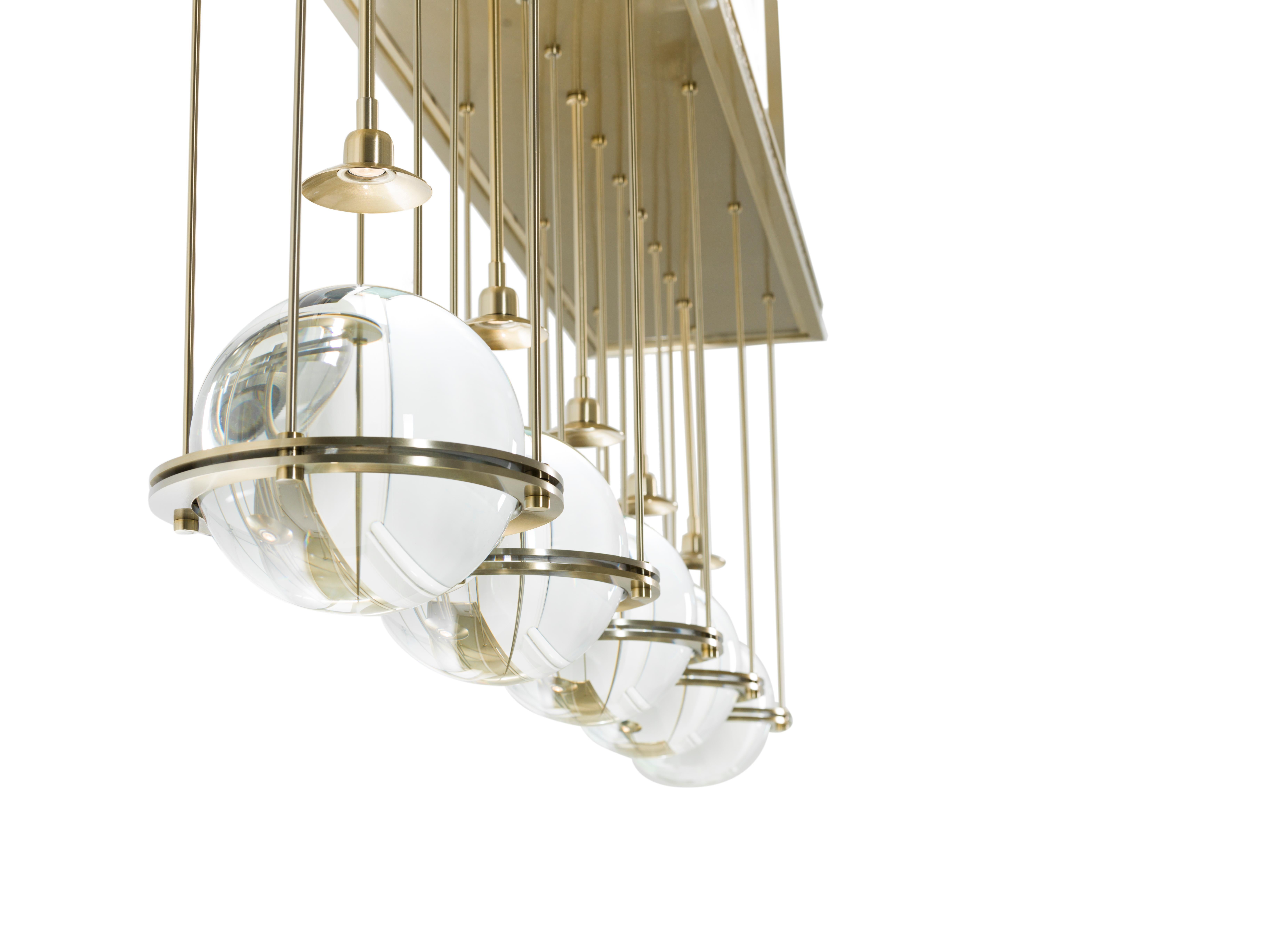 Il lampadario contemporaneo AVIOR è un pezzo forte, adatto sia agli interni minimalisti che a quelli classici, e sembra quasi non avere peso grazie alle sue proporzioni ben calibrate e alla sua costruzione meticolosa. Le sorgenti luminose interne