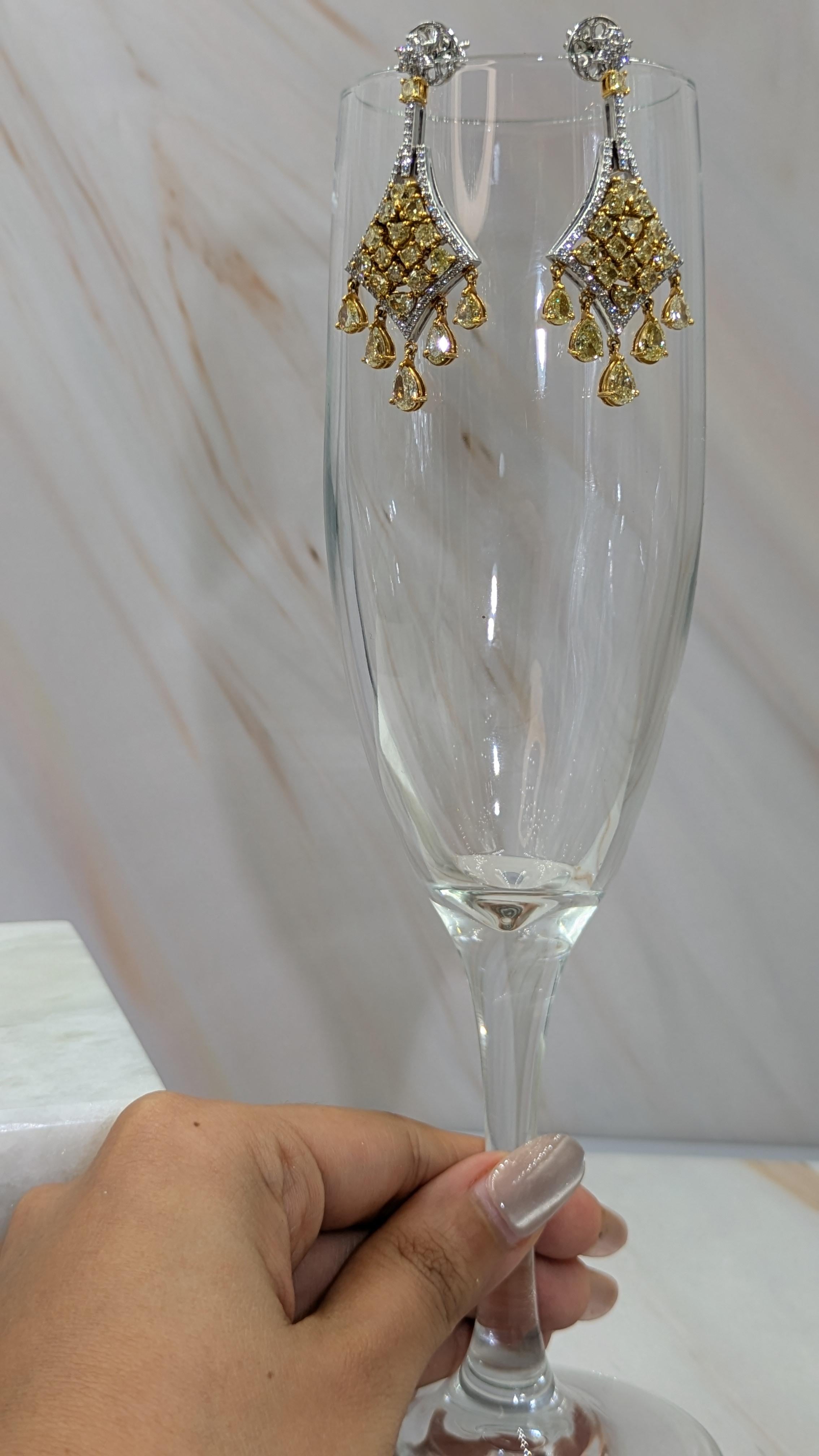 Boucles d'oreilles Avize - Diamant jaune 6,81 carats et or blanc 18 carats en vente 2