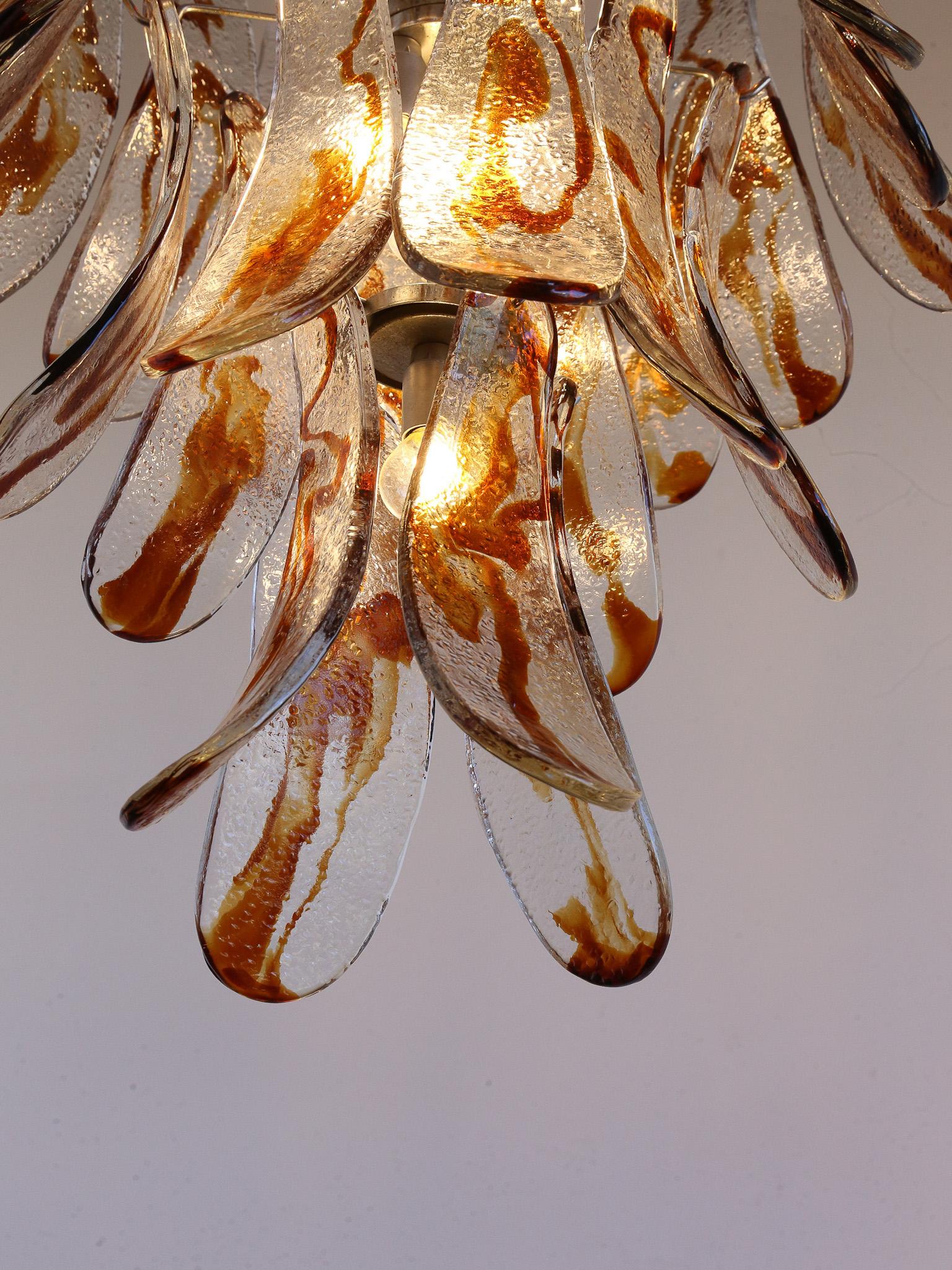 Mid-Century Modern Lampe à suspension AVMazzega en verre de Murano ambré et chrome en vente