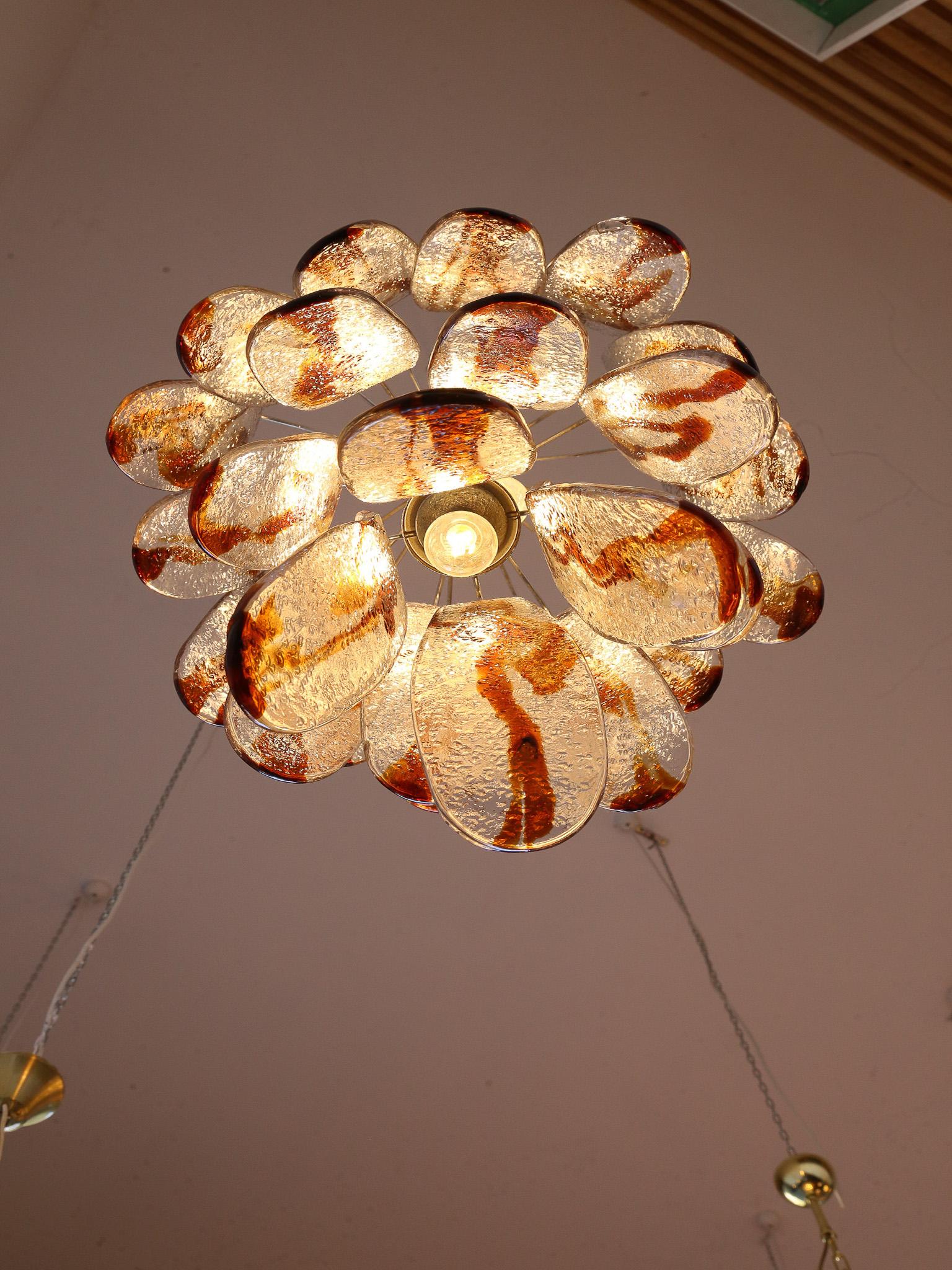 italien Lampe à suspension AVMazzega en verre de Murano ambré et chrome en vente