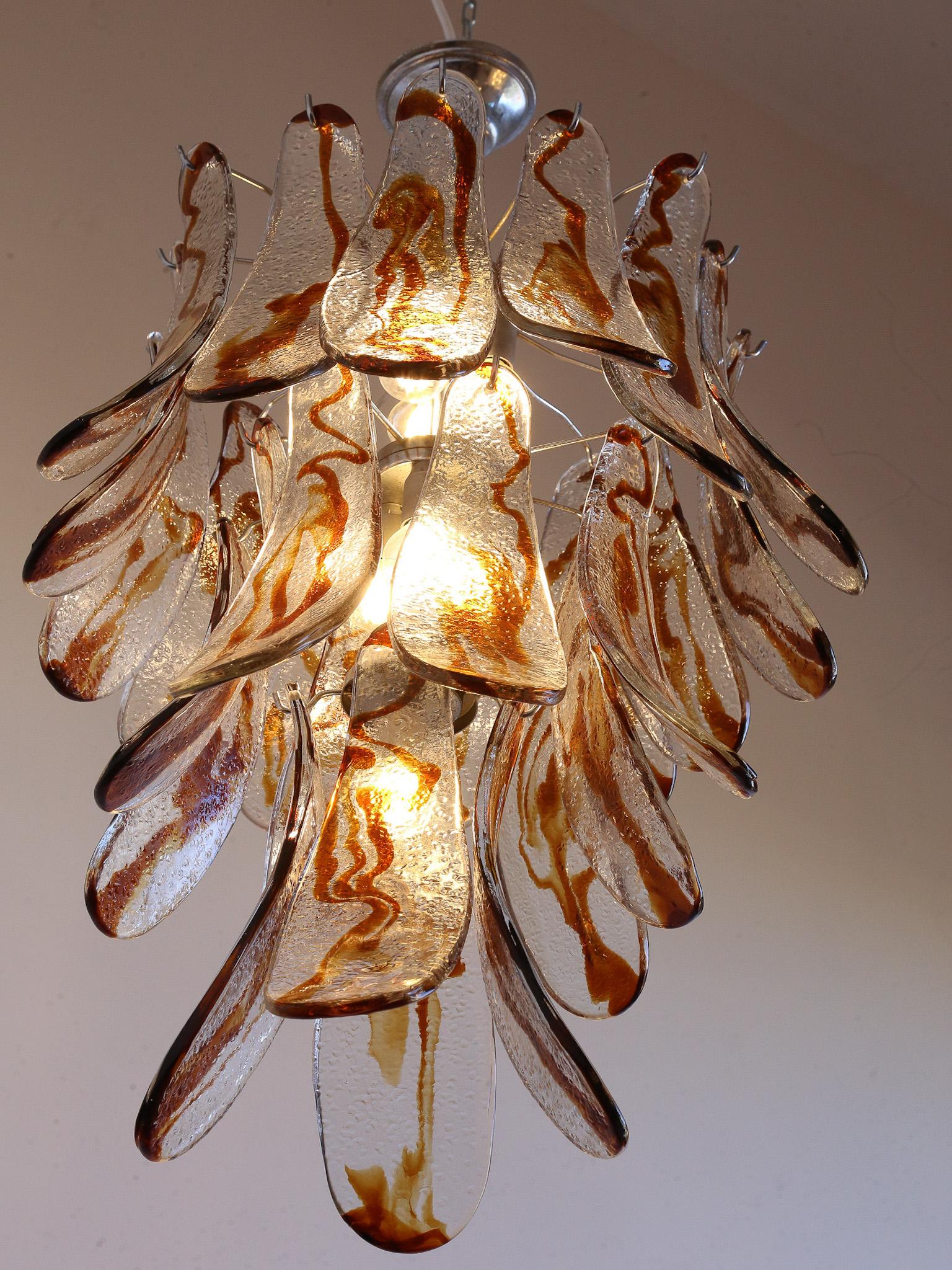 Fin du 20e siècle Lampe à suspension AVMazzega en verre de Murano ambré et chrome en vente
