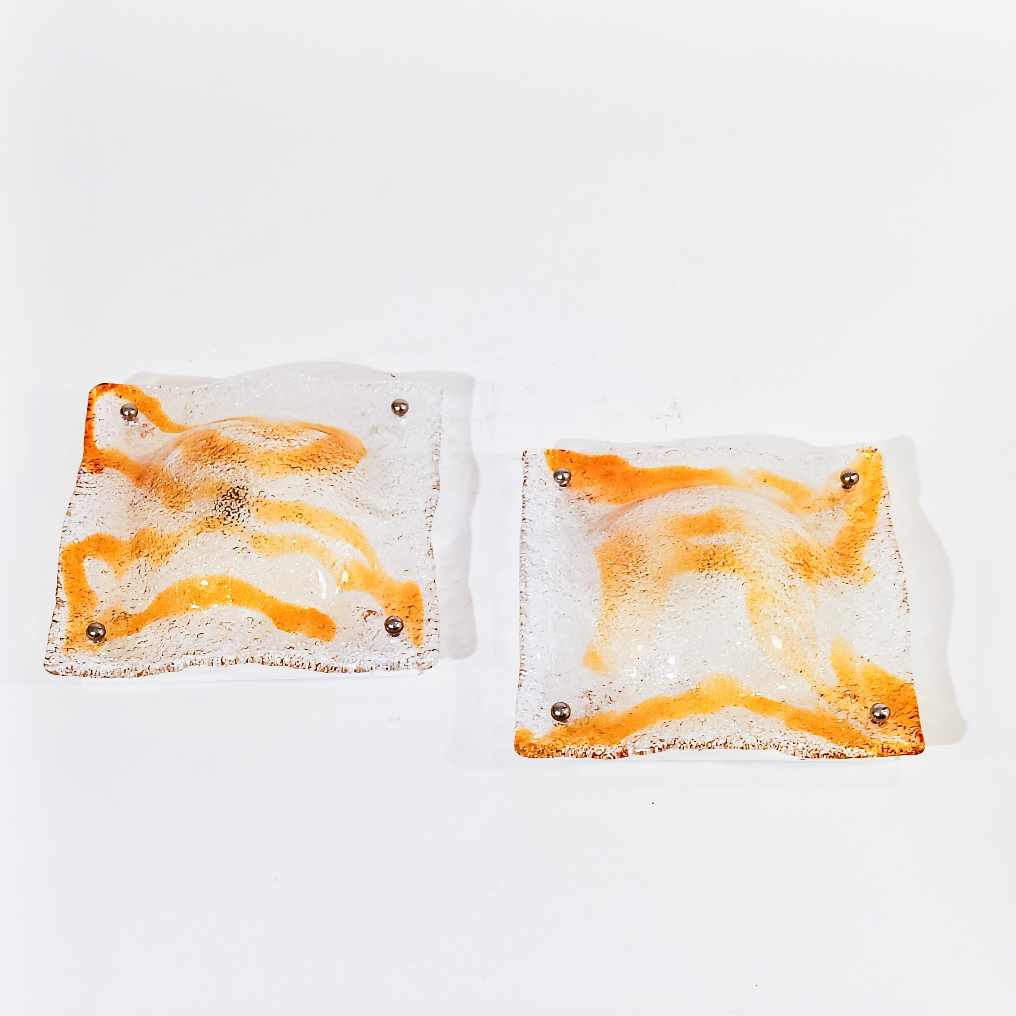 Chaque pièce est composée d'un diffuseur en verre de Murano fait à la main dans des tons semi-transparents et orange, de forme organique et de style 